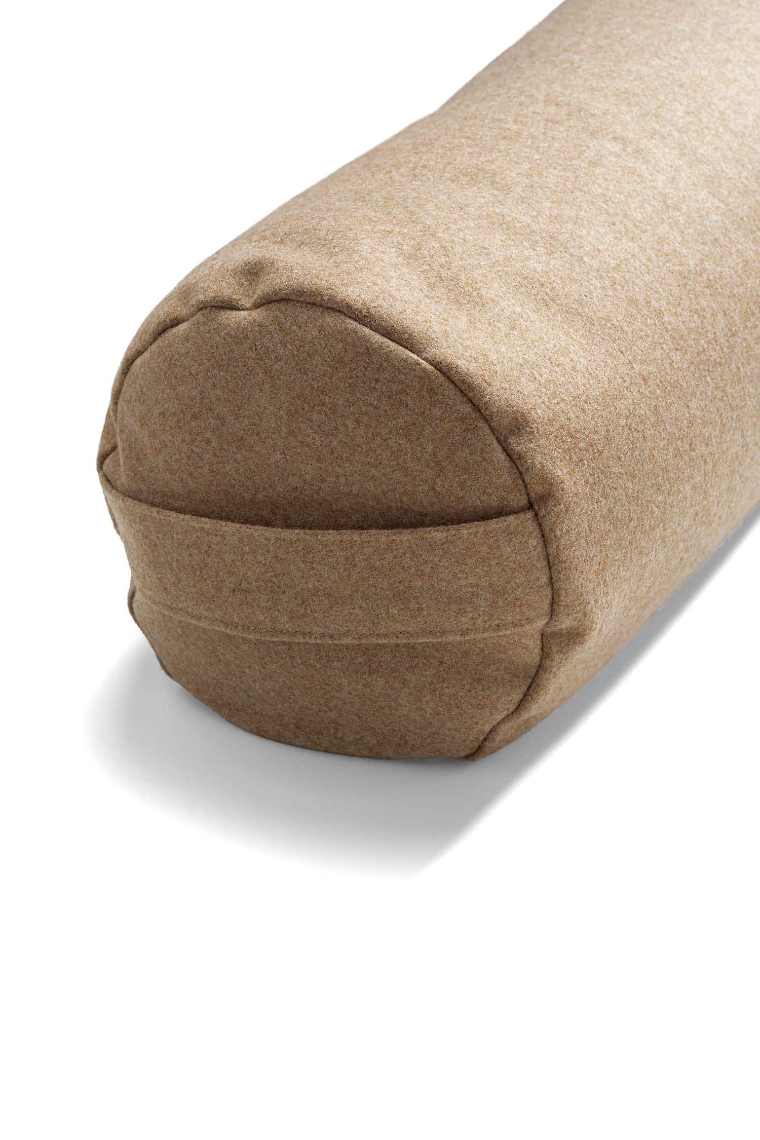 Detailansicht vom Träger der beigen Meditationsrolle aus Loden mit Dinkelspelz gefüllt vom Finkhof