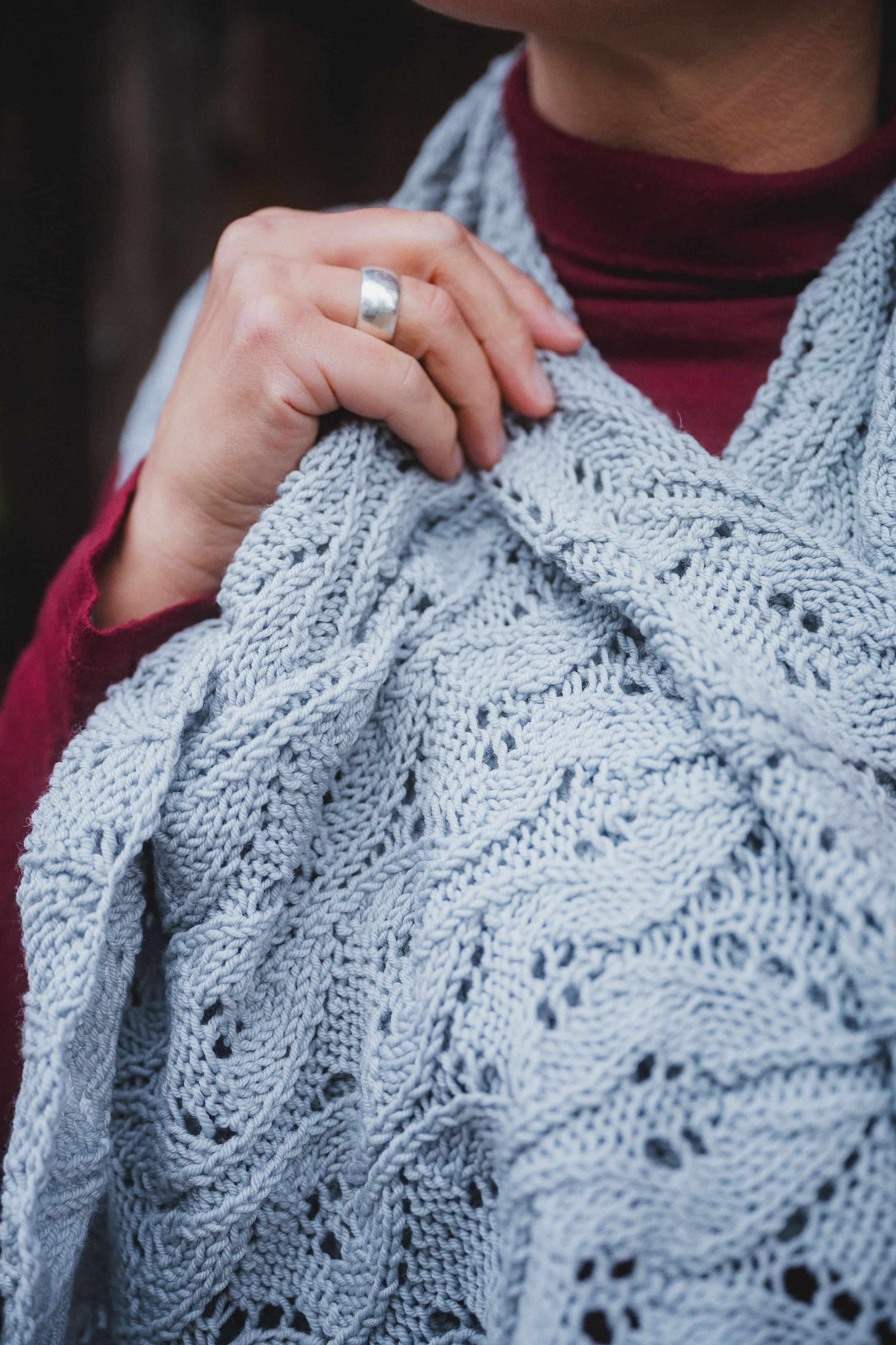 Nahaufnahme von blauem Schal mit Ajourmuster