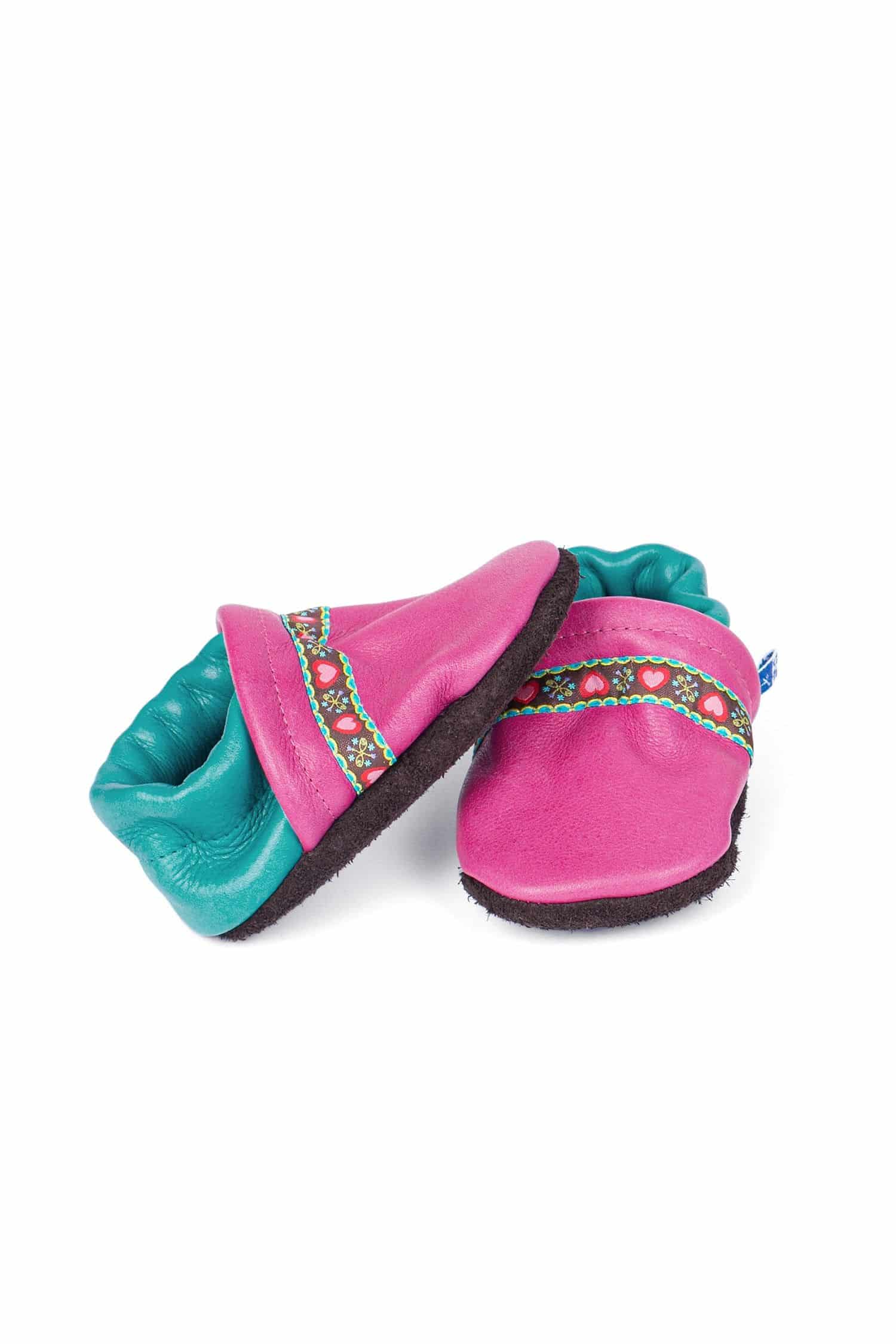 pinke Lederpatschen mit türkisen Details und gemustertem Band aus Rindsleder vom Finkhof, Freisteller