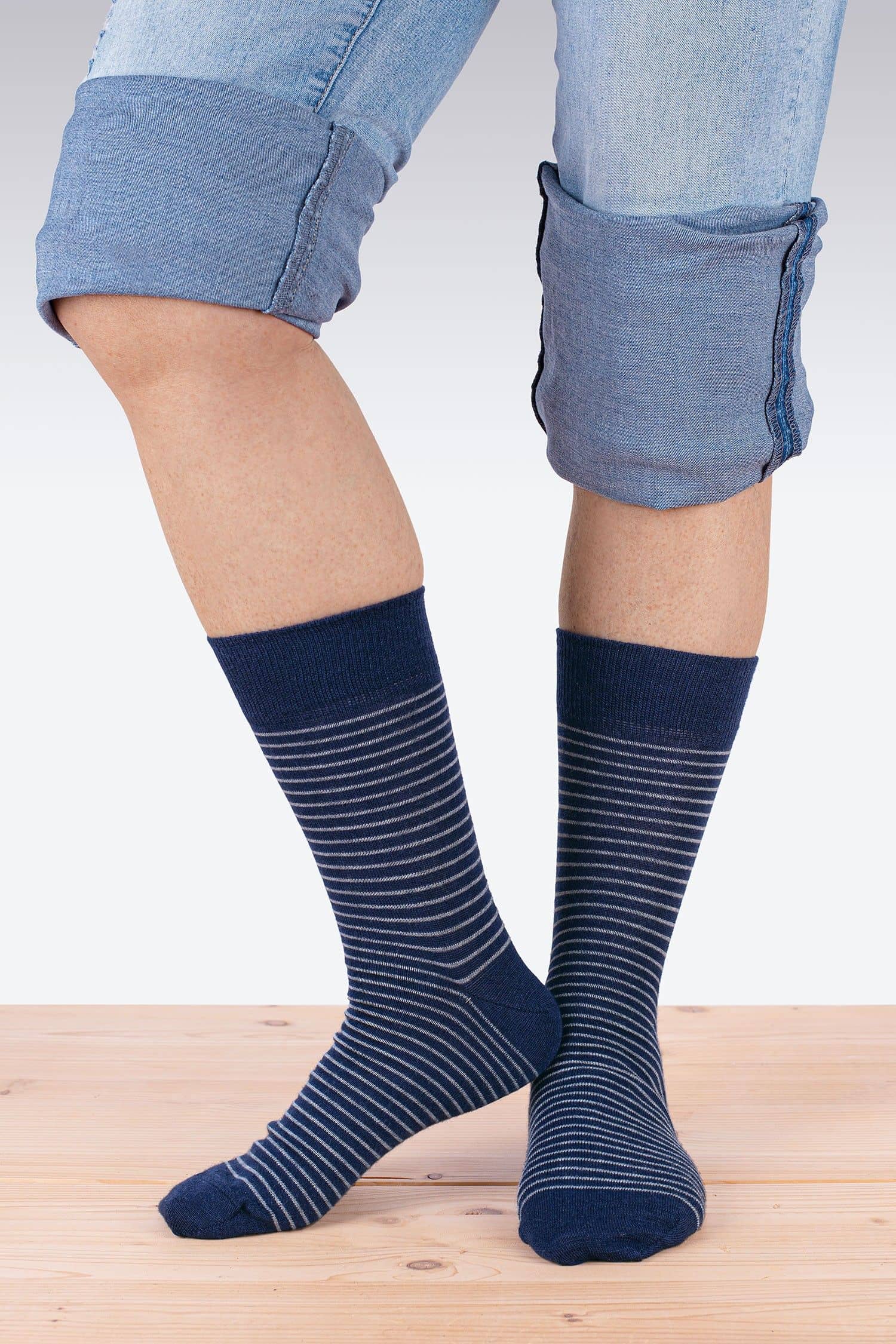 Person trägt blau graue feine Ringelsocken aus bio Wolle (kbT), bio Baumwolle (kbA) und Elasthan vom Finkhof