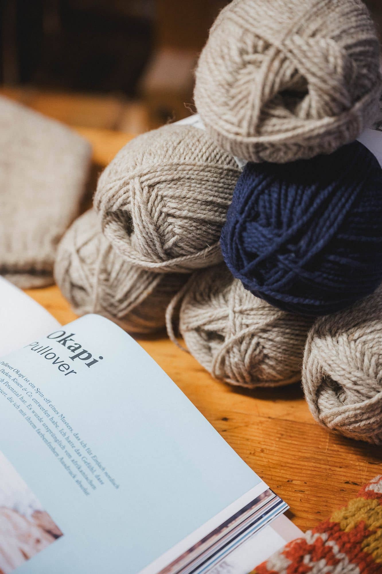 aufgeklapptes Exemplar, des Buchs ,,Einfach nordisch stricken - Farbenfroh mit grauer und blauer Wolle