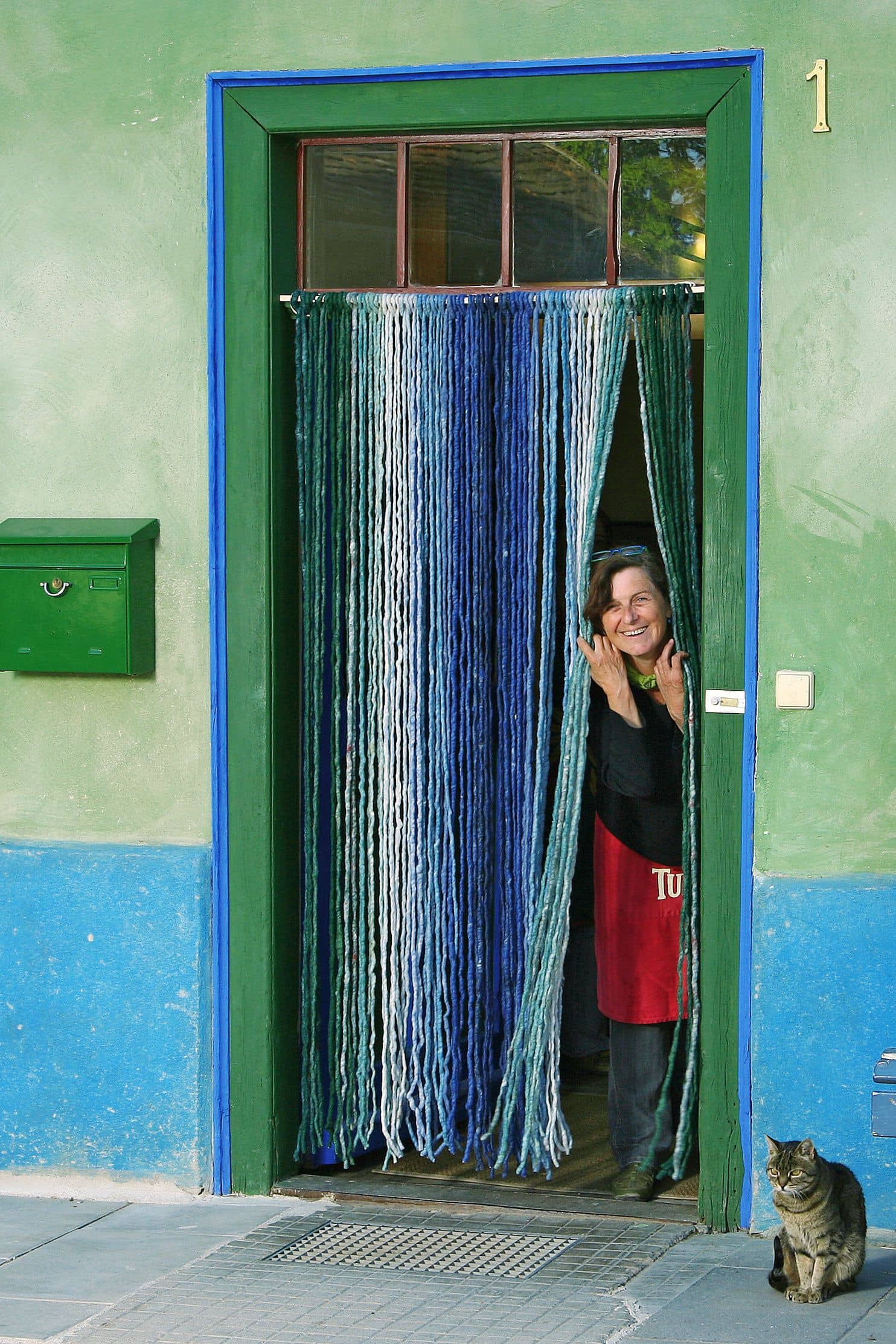 Türvorhang Türvorhang in blau und grün vom Finkhof an Tür aufgehängt, Frau spickelt hinaus