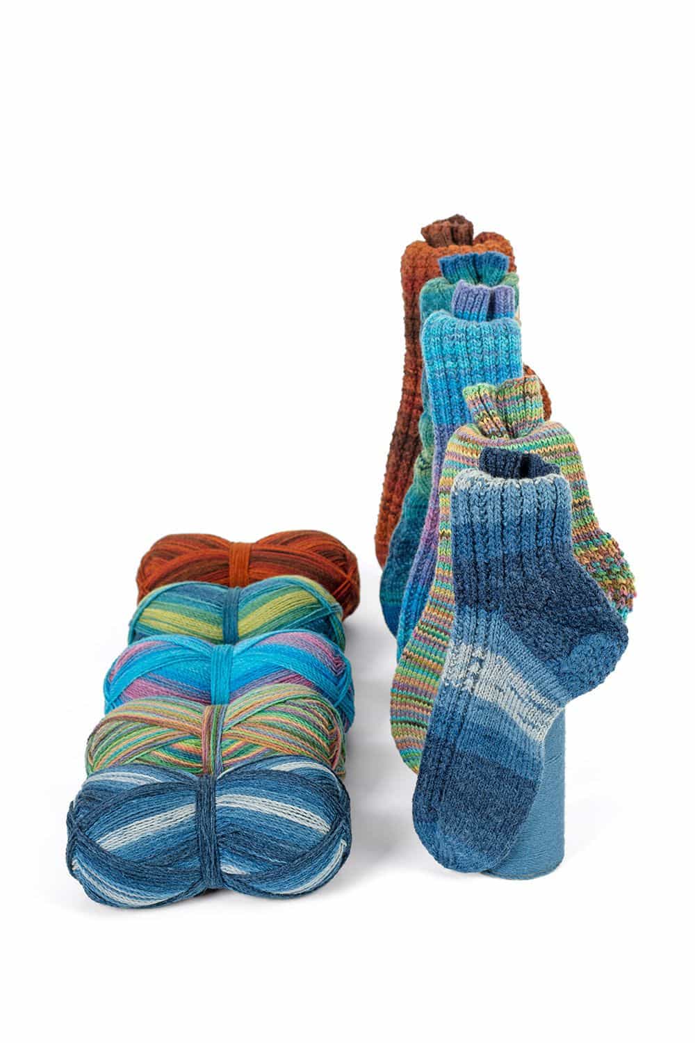 Sockenwolle fein Farbverlauf Feine Finkhof bio Sockenwolle (kbT) mit Farbverlauf – links Wollknäule hintereinander,rechts passende gestrickten Socken