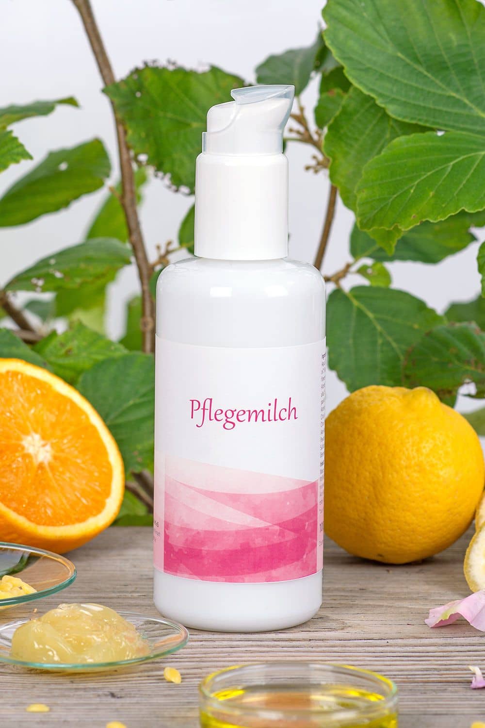 Pflegemilch 150 ml Pflegemilch 150 ml vom Finkhof im Glas-Pumpspender – Naturkosmetik mit Olivenöl und Wollwachs, dekoriert mit Orange & Blättern