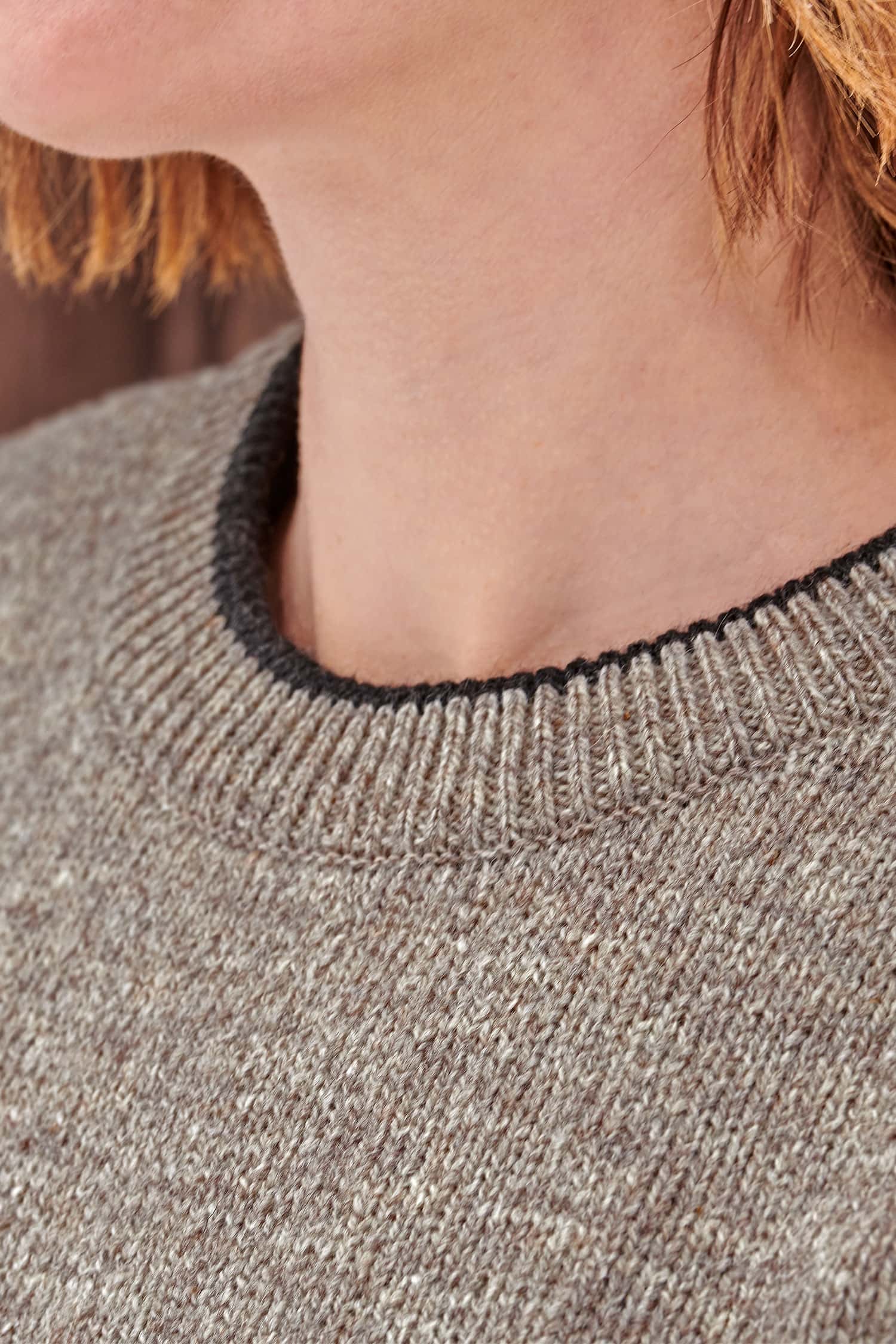 Detailaufnahme vom Kragen des grauen Finkhof Pullis aus bio Wolle (kbT)