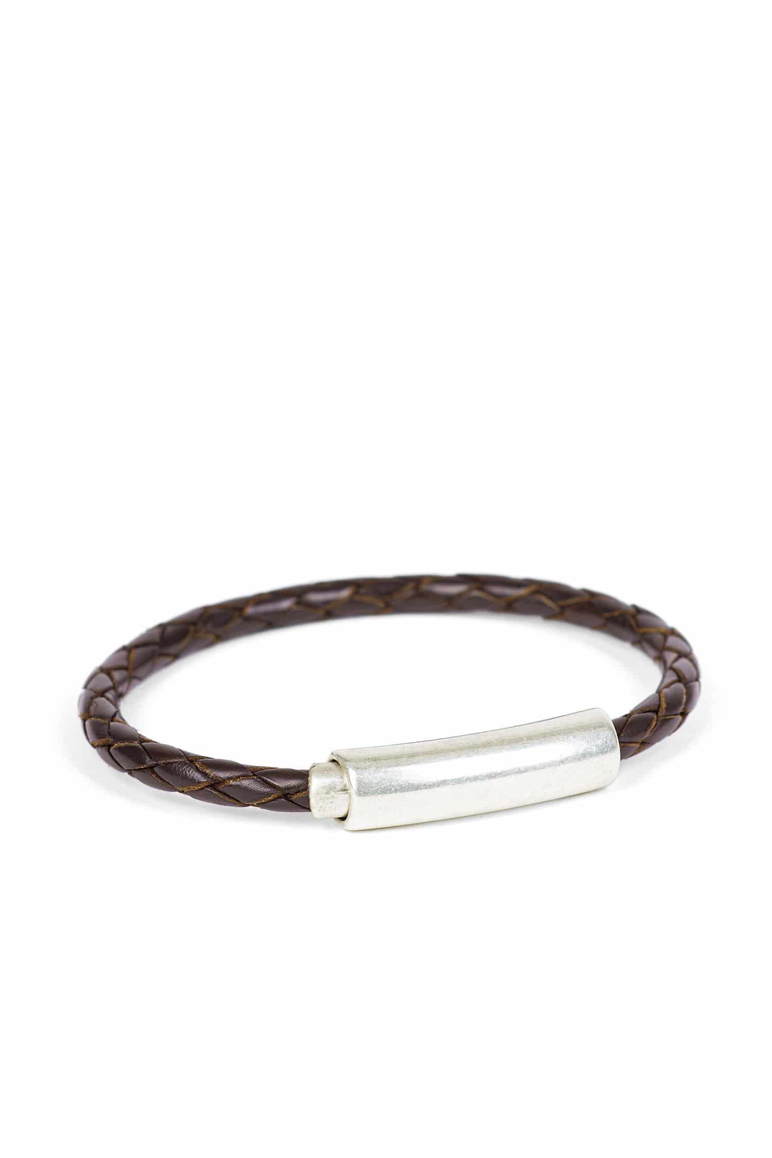 braunes geflochtenes Lederarmarmband aus pflanzlich gegerbtem Leder mit silbernem Verschluss, Freisteller