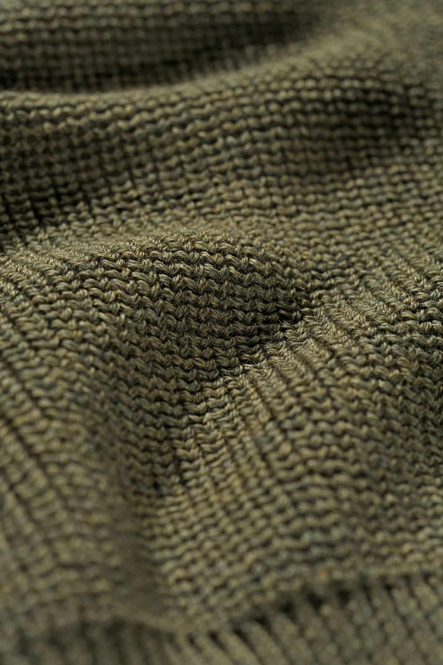 Nahaufnahme vom Strickmuster des olivegrünen Pullunder aus bio Wolle (kbT) vom Finkhof