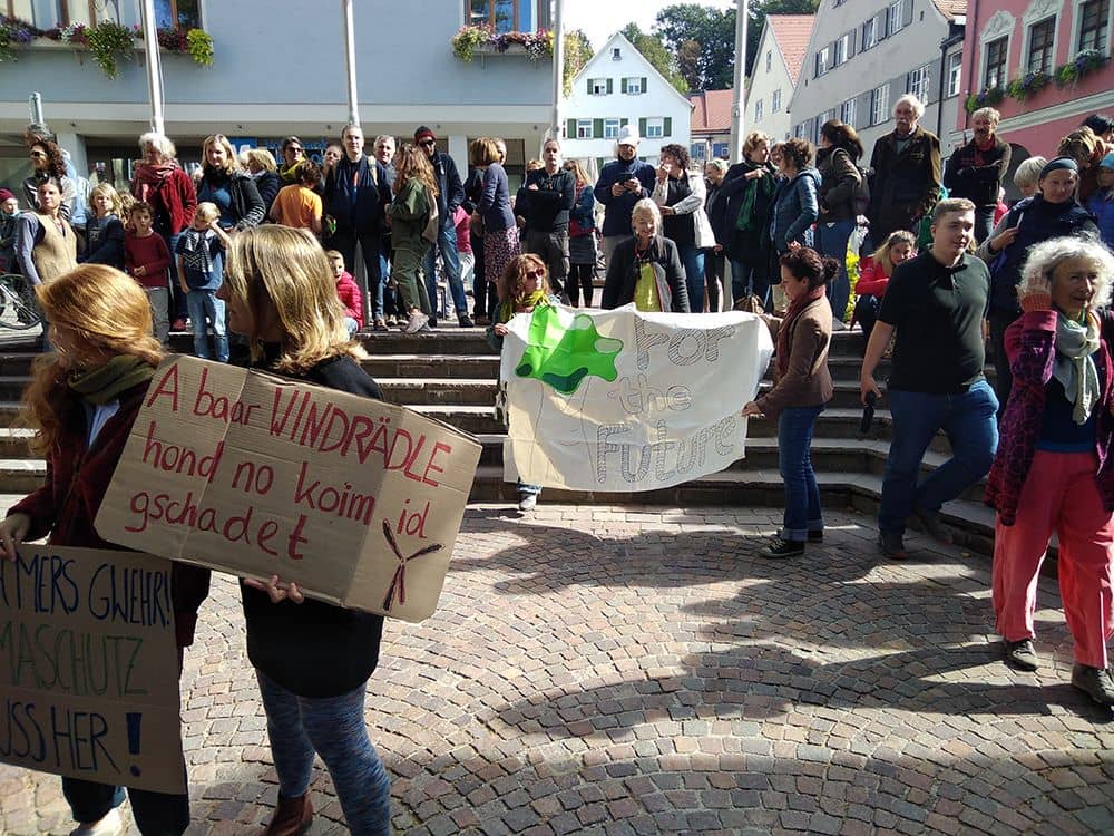 Klimastreik in Leutkirch vom 20.09.2019 mit Plakaten im Vordergrund