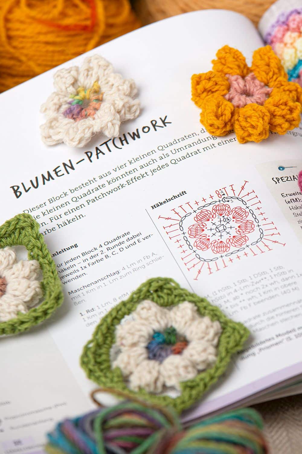 aufgeschlagene Seite aus dem Buch ,,Wunderschöne Häkeldecken" mit kleinen Häkelquadraten für Patchworkdecke
