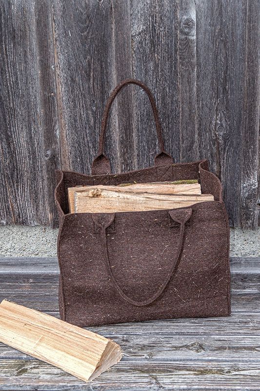 Tasche aus Filz mit Holz gefüllt als Beispiel für braunen Wollfilz aus bio Wolle (kbT) vom Finkhof