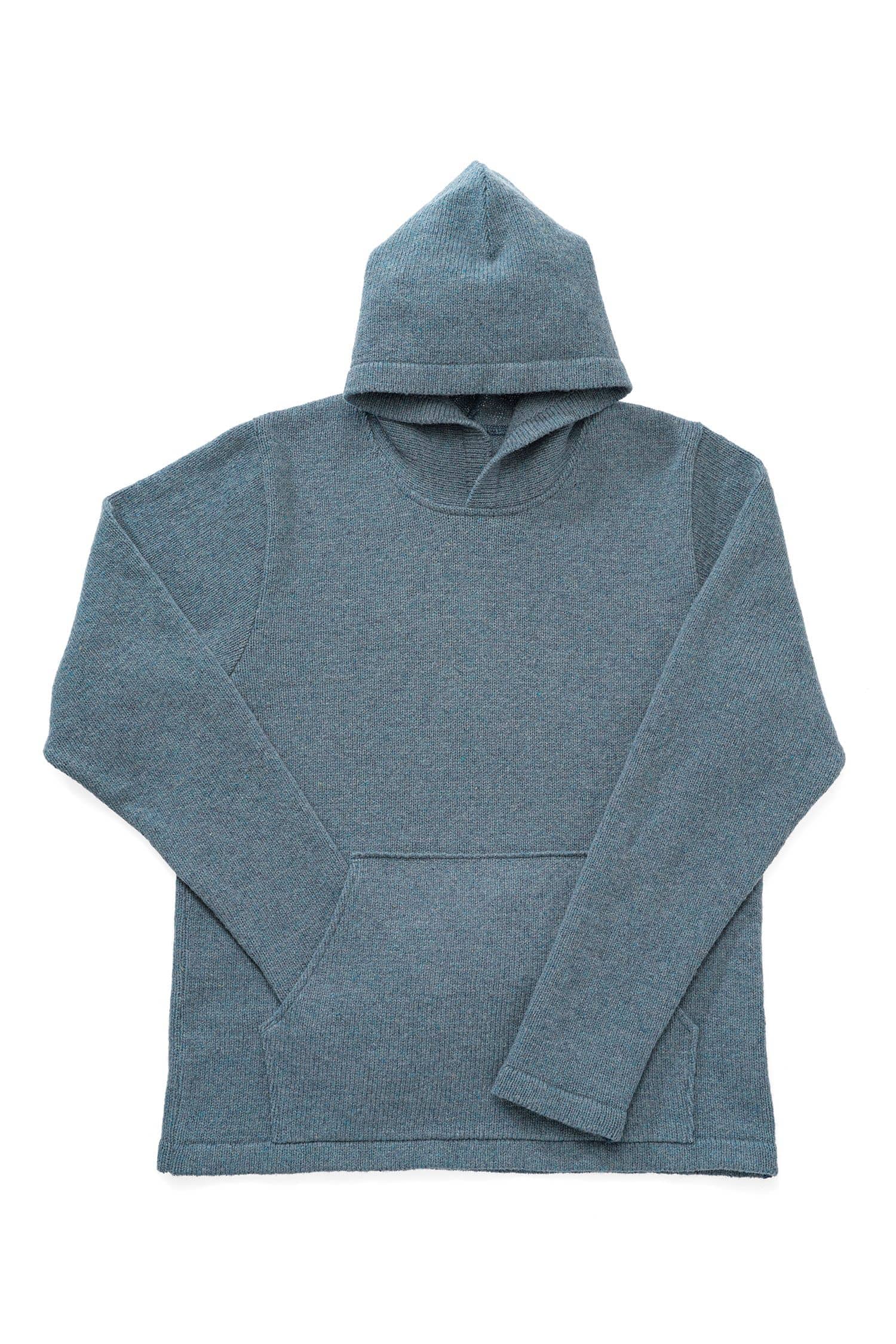 rauchblauer Kapuzenpulli vom Finkhof aus bio Merinowolle (kbT), Freisteller