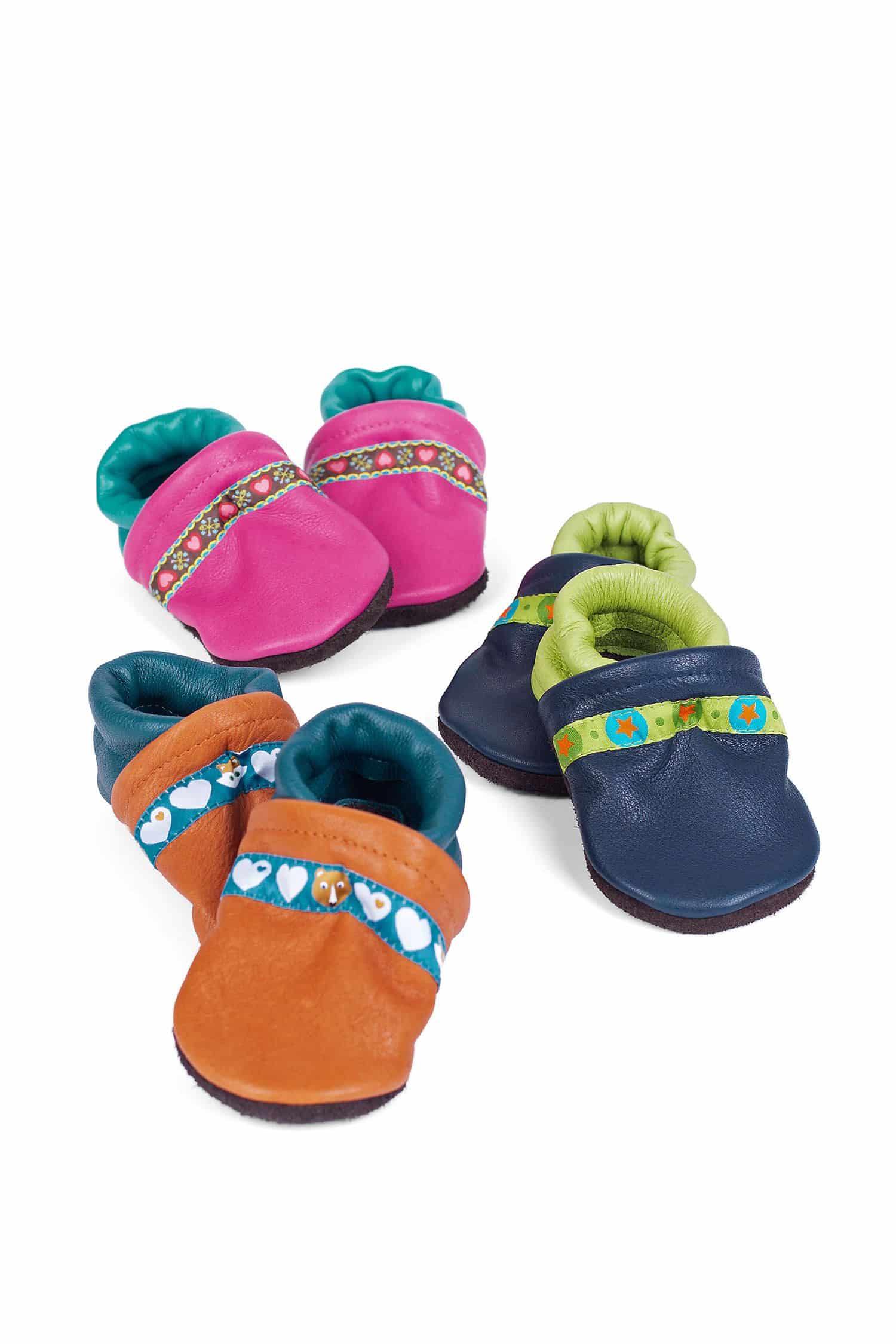 Lederpatschen Nils Finkhof Lederpatschen für Kinder aus Rindsleder sind in drei Farben paarweise angeordnet