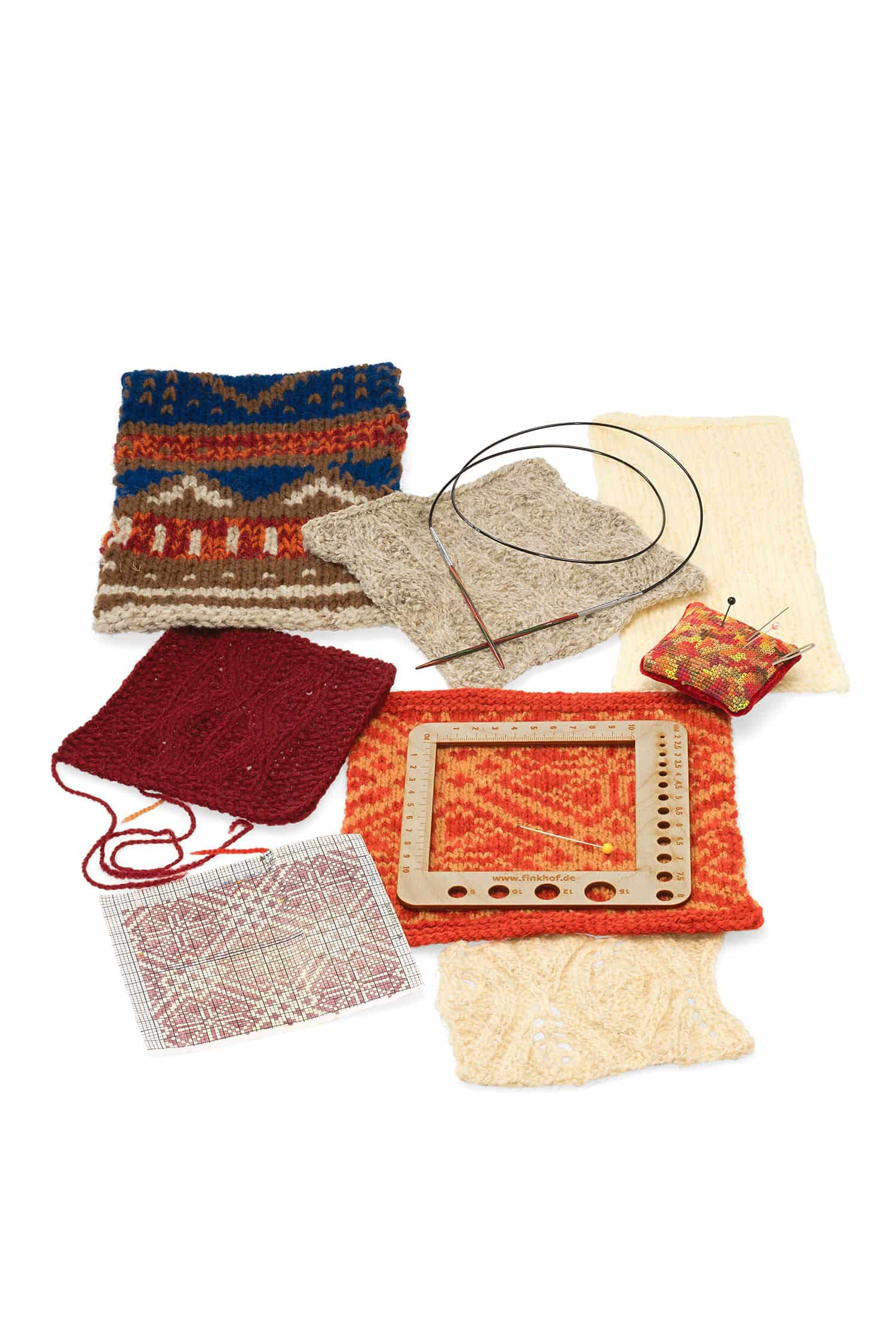 Strickschablone aus hellbraunem Birkenschichtholz vom Finkhof in Anwendung bei vielen bunten Stücken