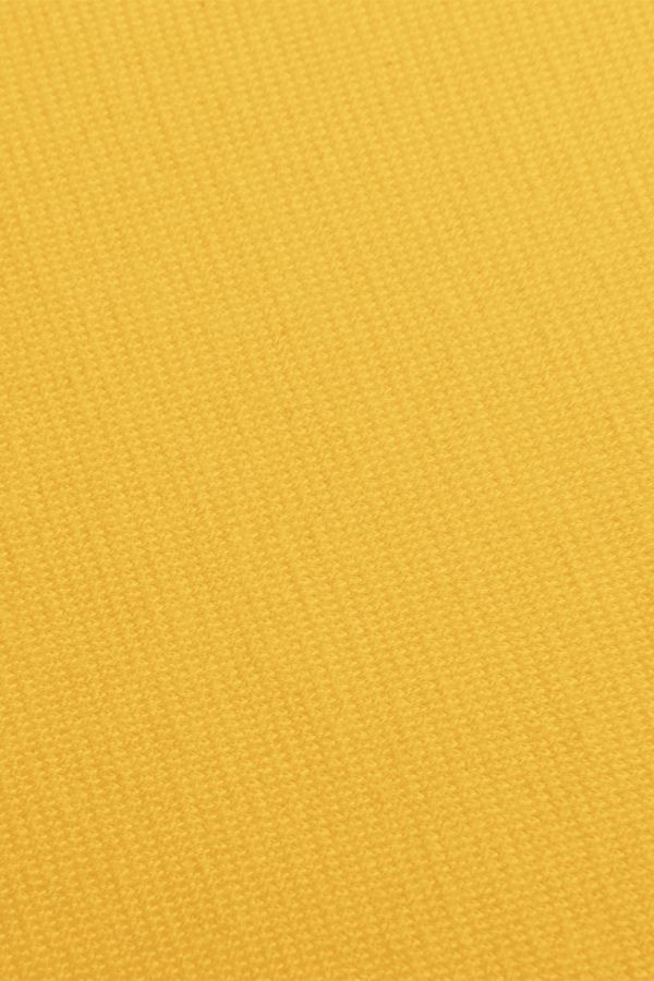 Nahaufnahme von gelbem Spannbetttuch aus bio Baumwolle (kbA)