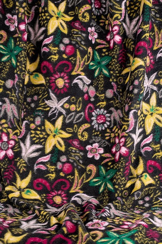 Blütenzauber Walkstoff Bluetenzauber aus bio Wolle (kbT) und Baumwolle (kbA), florales Muster in pink, gelb und grün, Nahaufnahme