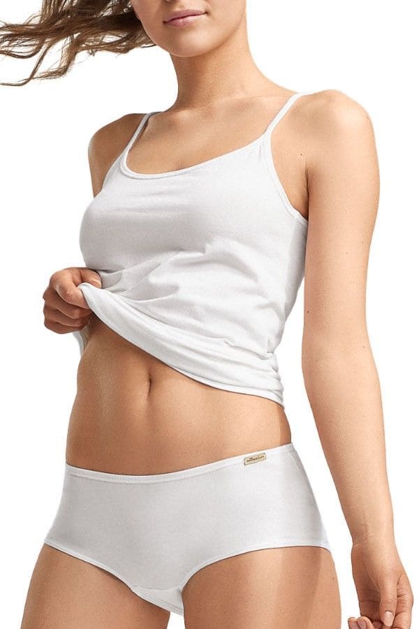 Frontansicht von Model mit weißer Damenpanty aus bio Baumwolle (kbA) und Elasthan