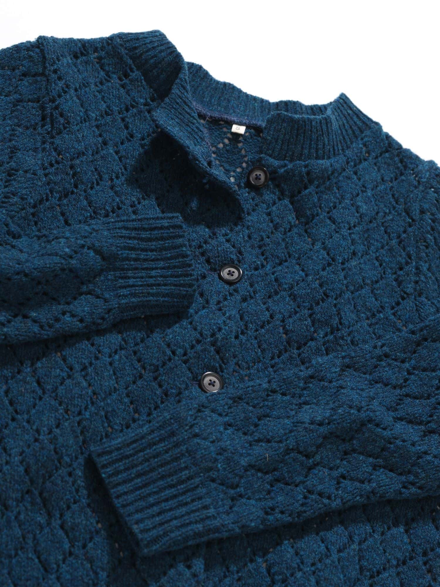 Blaue Strickjacke mit Knöpfen, IVN BEST zertifiziert aus Bio-Wolle vom Finkhof, Freisteller