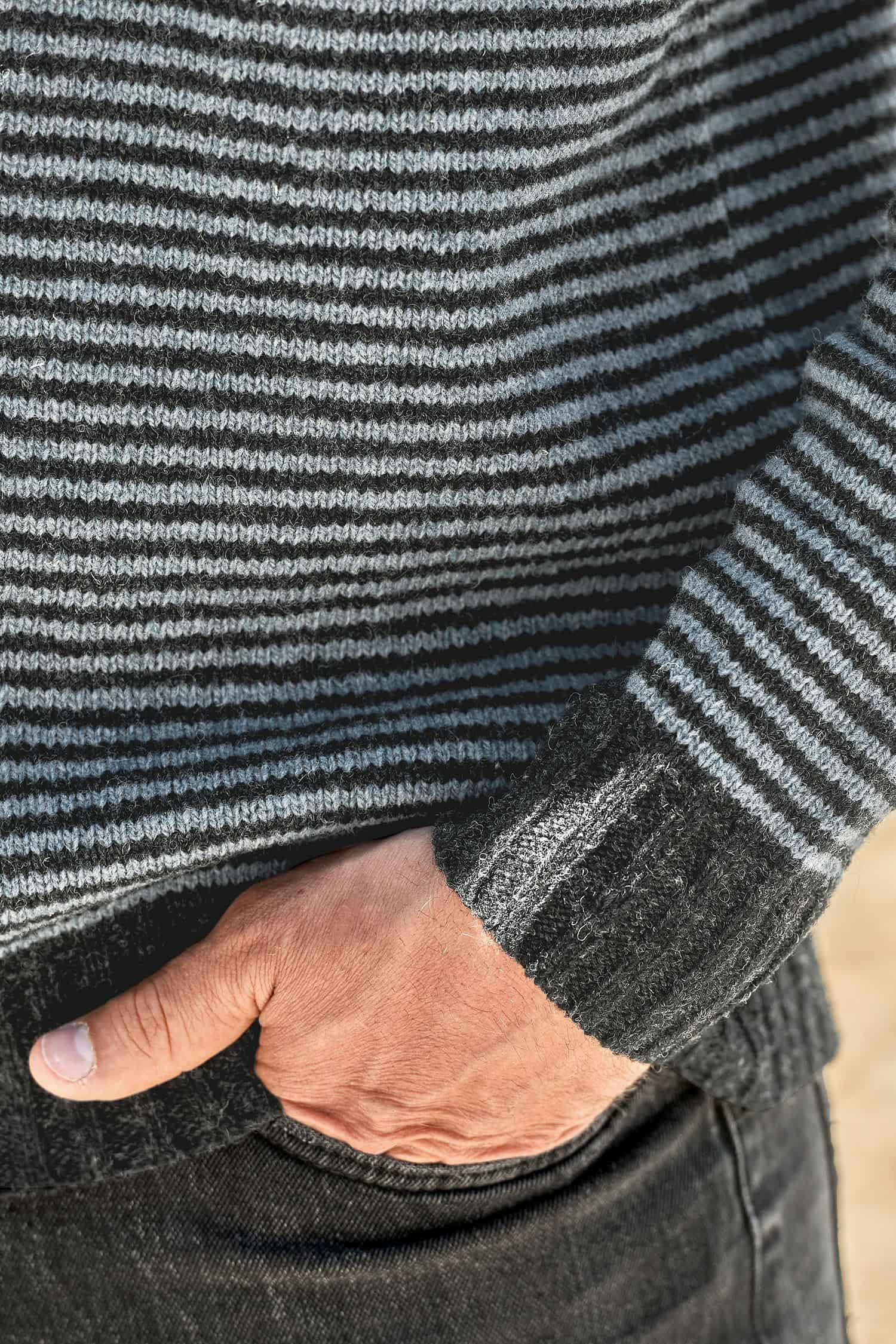 Detailaufnahme vom Ärmel des rauchblauen Streifenpulli aus bio Wolle (kbT) vom Finkhof