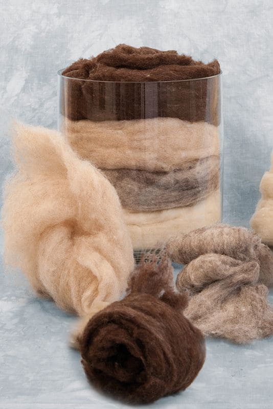 Bastelwolle naturfarben 100 g Bastelwolle aus bio Wolle (kbT) vom Finkhof in verschiedenen Farben in Glasbehälter aufgeschichtet mit rumliegenden Bobbel