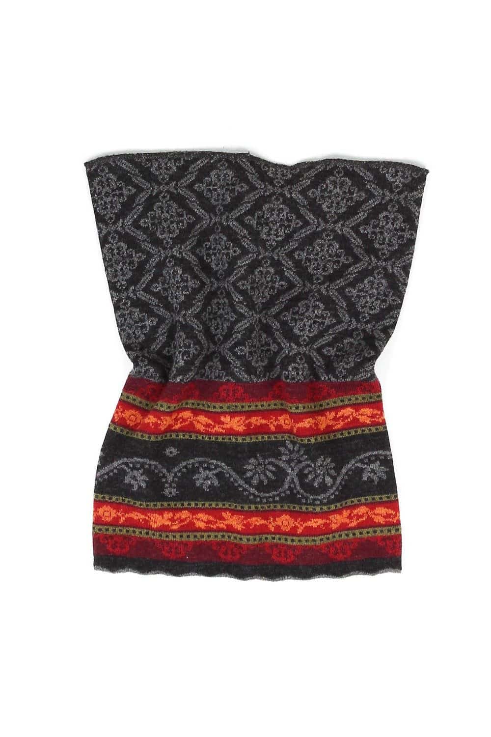 zusammengeschobener rot grau gemusterter Loopschal ,,Gewitter" aus bio Wolle (kbT), Freisteller