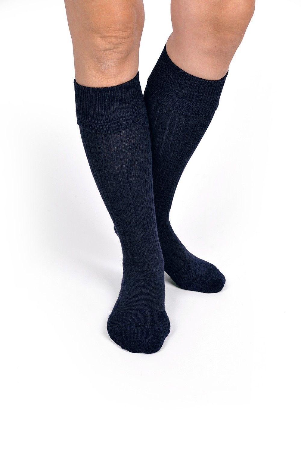 Person trägt marineblaue warme Kniestrümpfe aus bio Wolle (kbT), Baumwolle (kbA), Elasthan vom Finkhof, von vorne