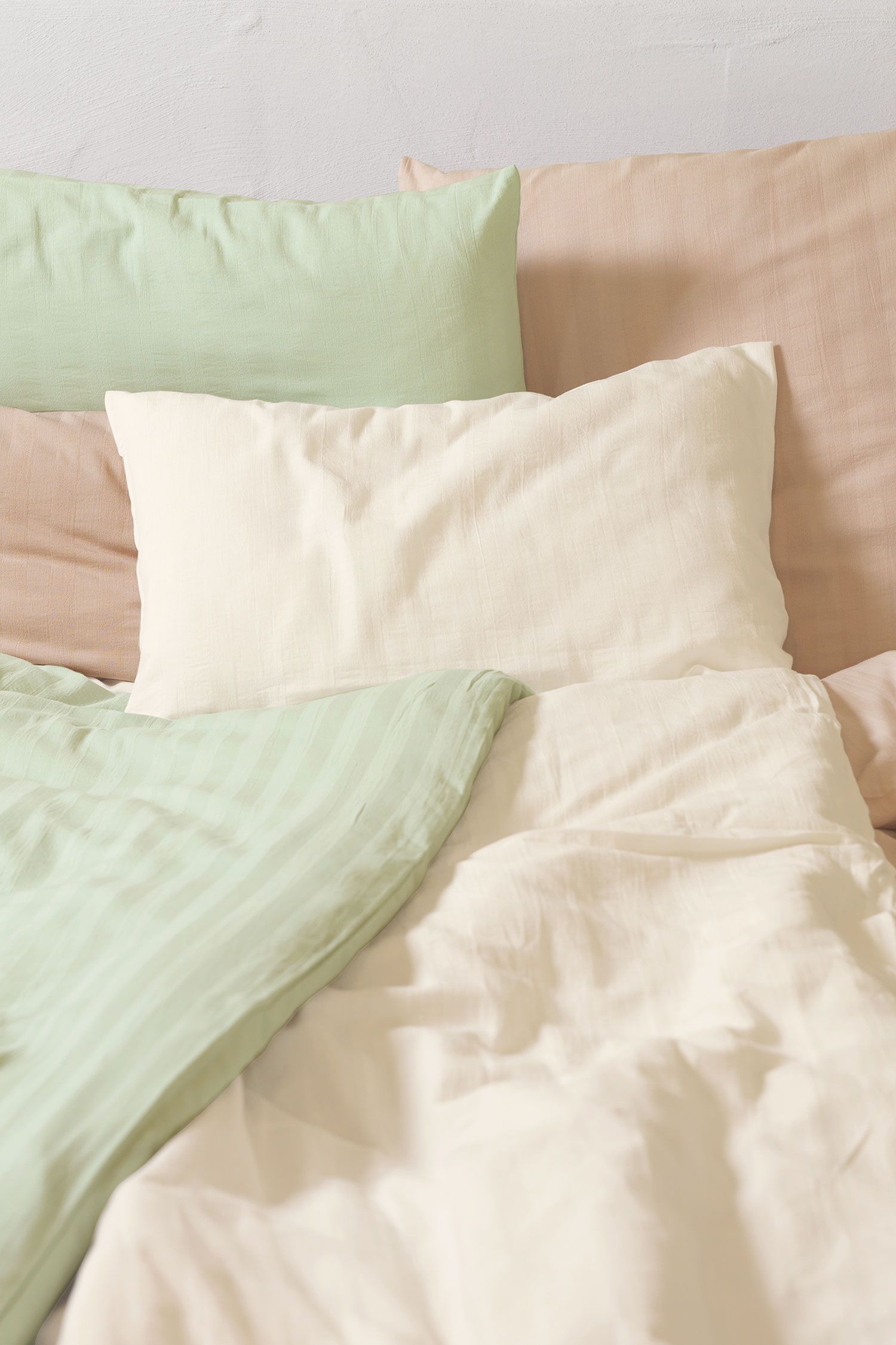 Seersucker-Bettwäsche Crinkle weiße und grüne Bettwäsche mit natürlichen Streifen aus bio Wolle (kbS)