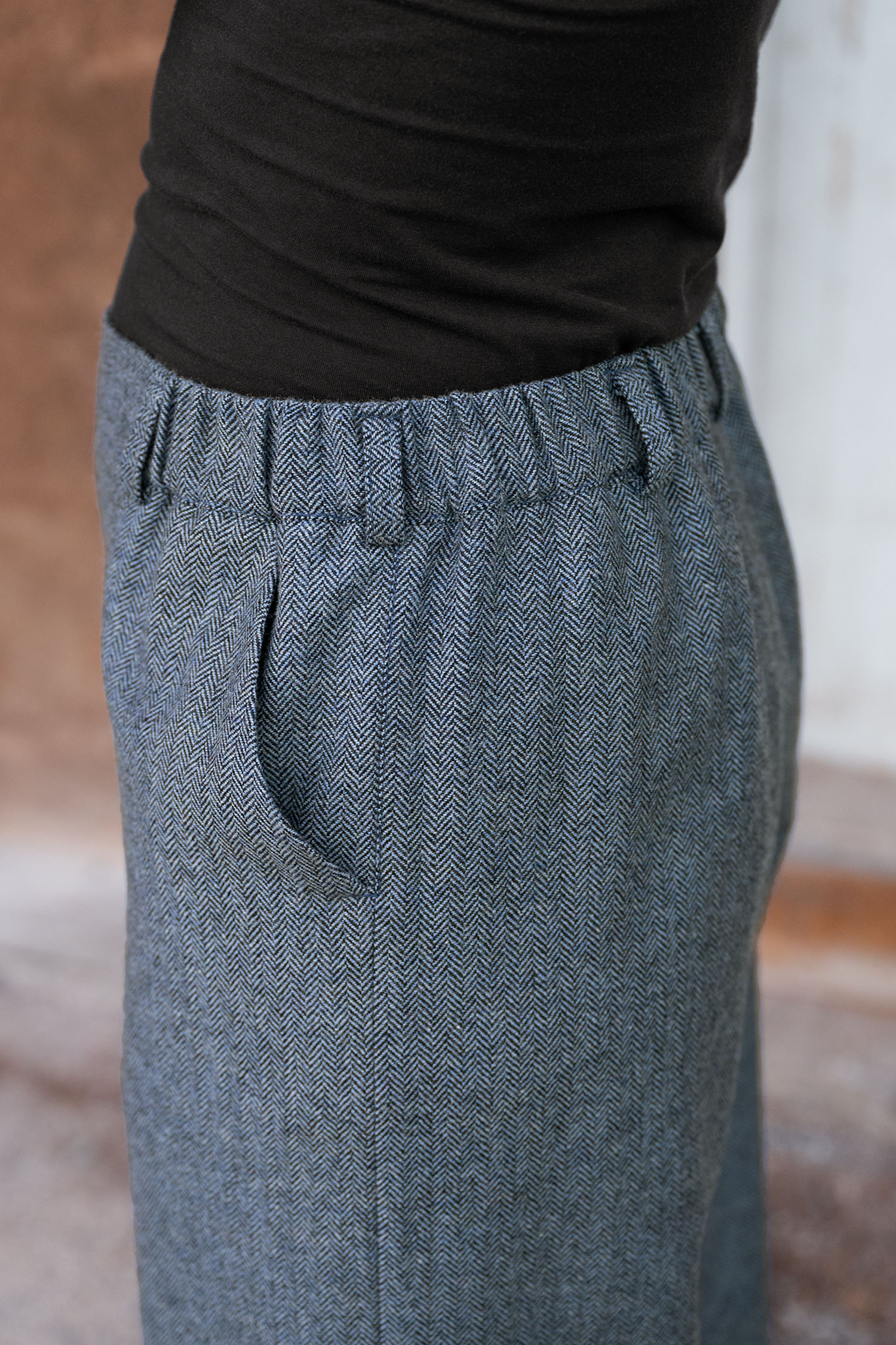 Damen-Wollhose aus reiner Bio-Schurwolle Nahaufhnahme vom Bund der jeansblauen Wollhose aus bio Wolle (kbT) vom Finkhof