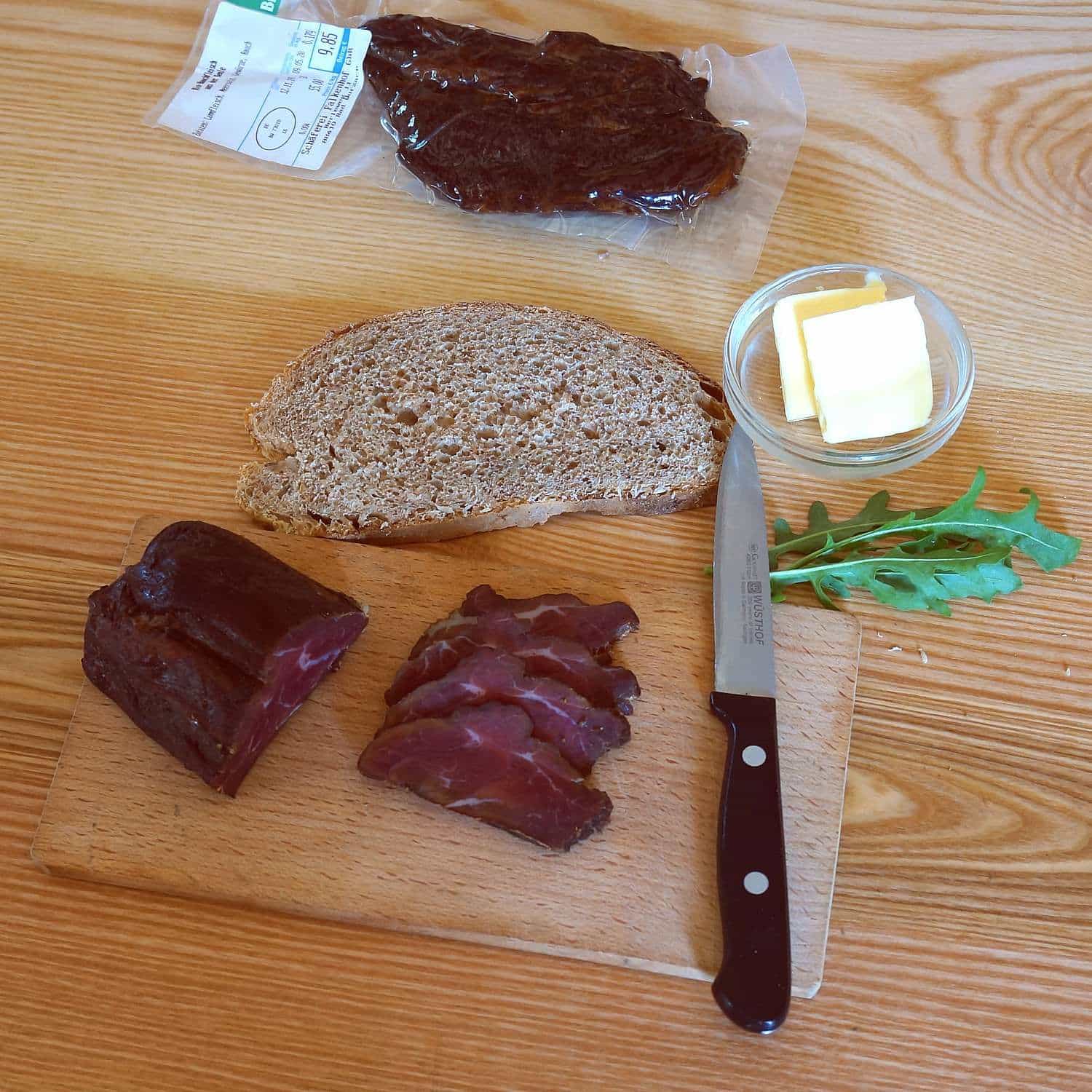 Vesper mit Brettchen, Messer,Brot, Butter und Falkenhof Fleisch