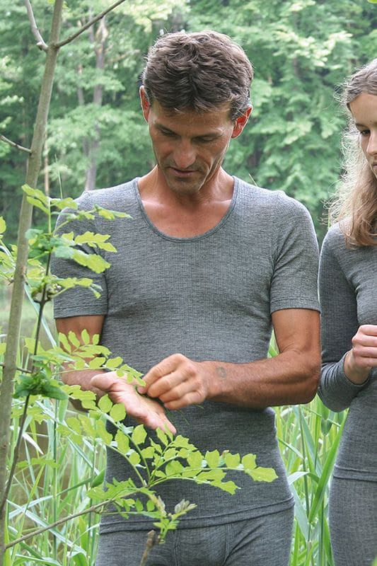 Unterwäsche Mix Hemd Kurzarm unisex kurzärmeliges graues unisex Unterhemd aus bio Baumwolle (kbA), bio Wolle (kbT) und Seide, getragen von Mann in Natur