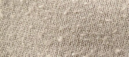 Nahaufnahme von beigem Stoff mit Piling