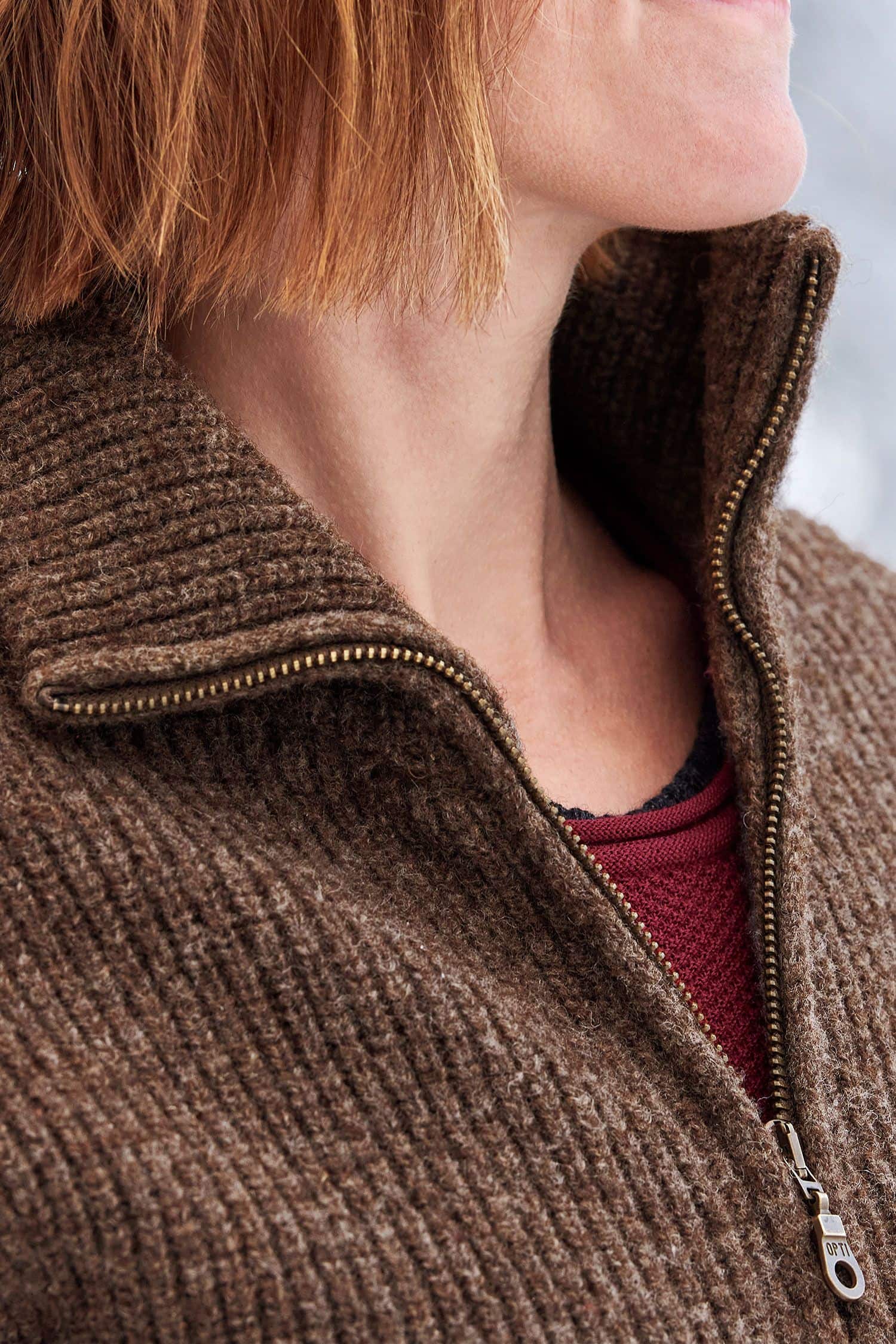 Detailfoto vom Kragen einer braunen Finkhof Jacke aus bio Wolle (kbT) bei einer Frau