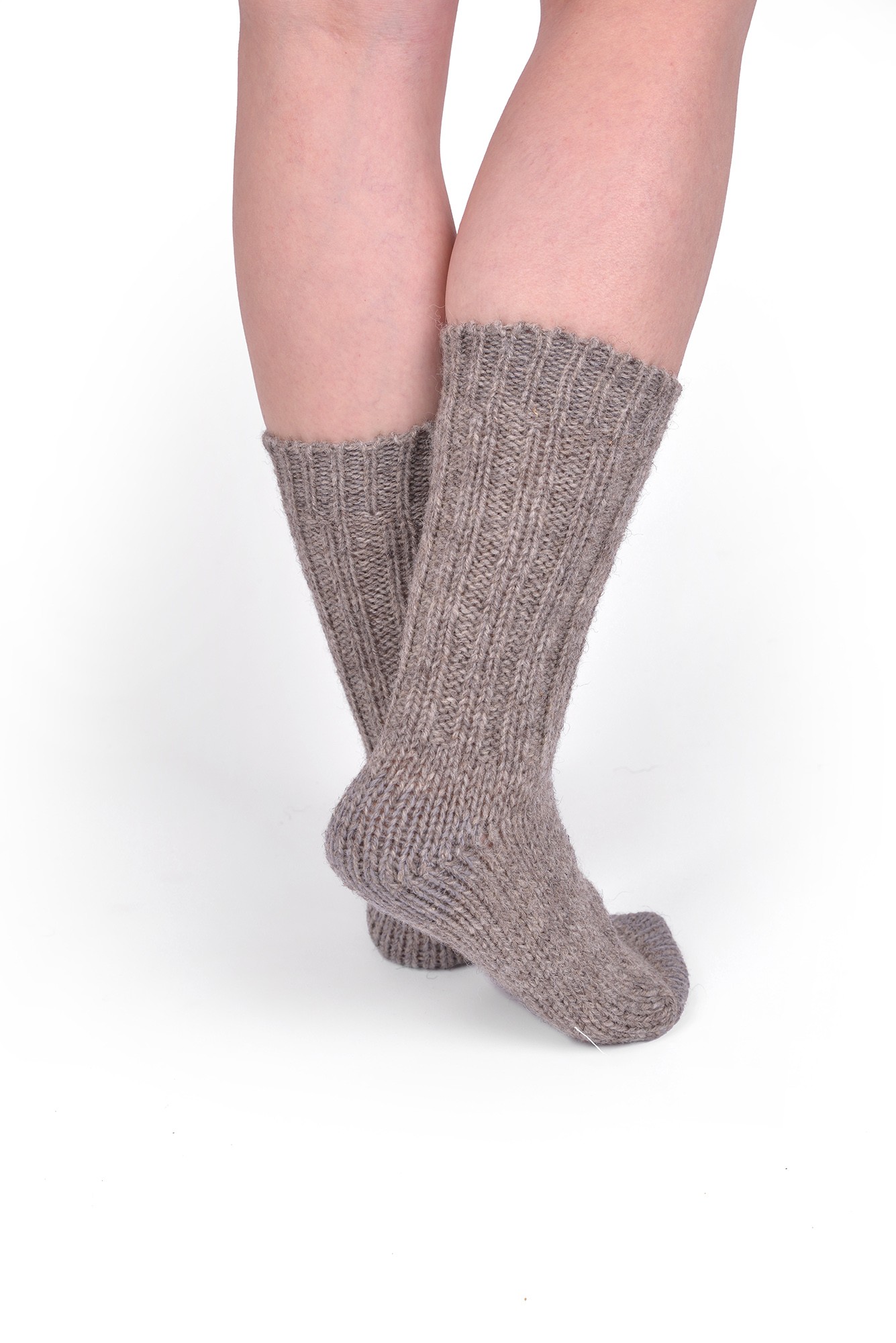 Dicke Finkhof-Socken aus reiner Bio-Schurwolle Person trägt graue dicke Finkhof Socken aus bio Wolle (kbT), von hinten