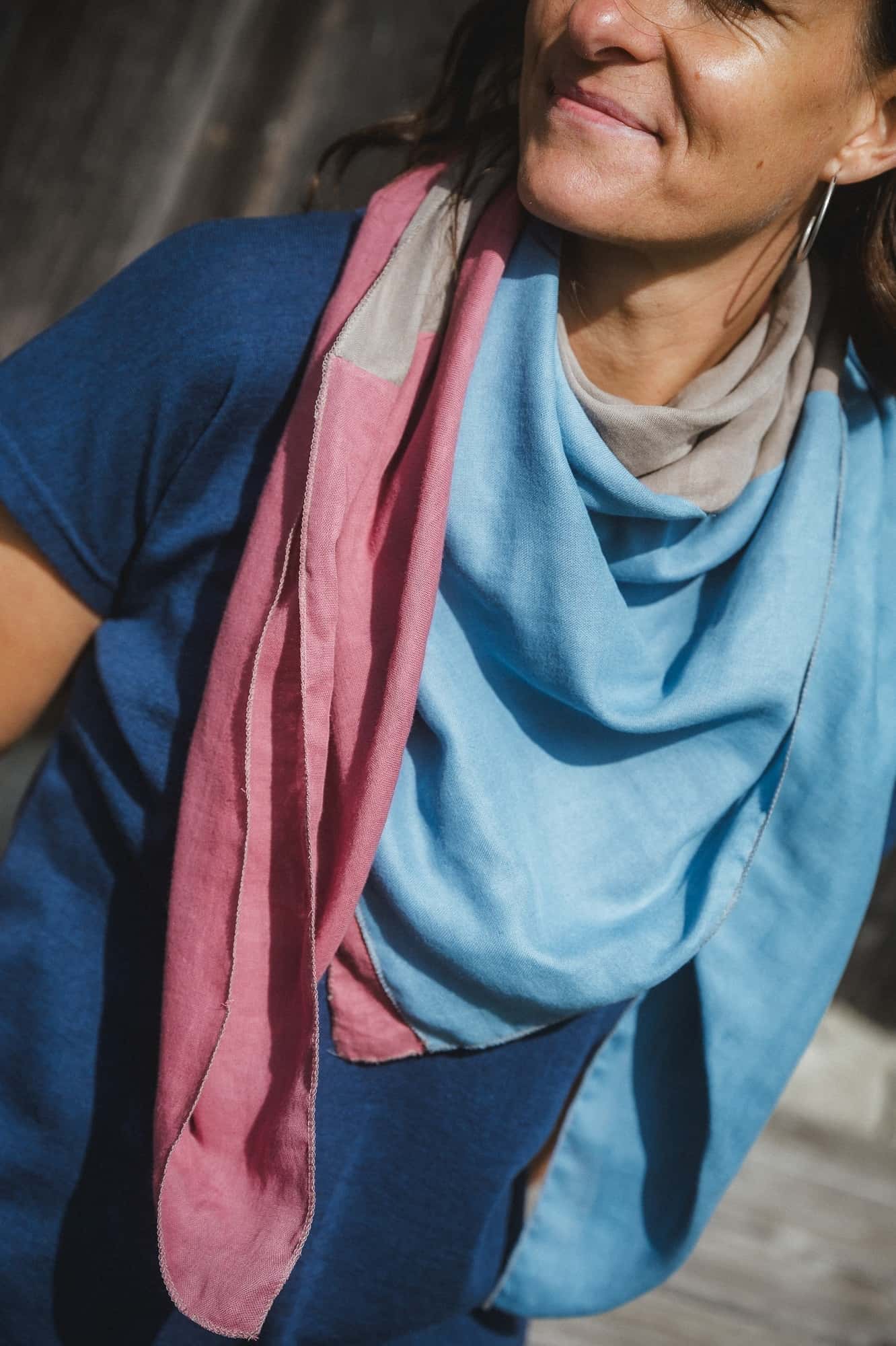 Dreieckstuch aus Bio-Baumwoll-Musselin Frau mit blauem Shirt trägt dreifarbigen Schal aus Bio-Baumwoll-Musselin (kbA) vom Finkhof