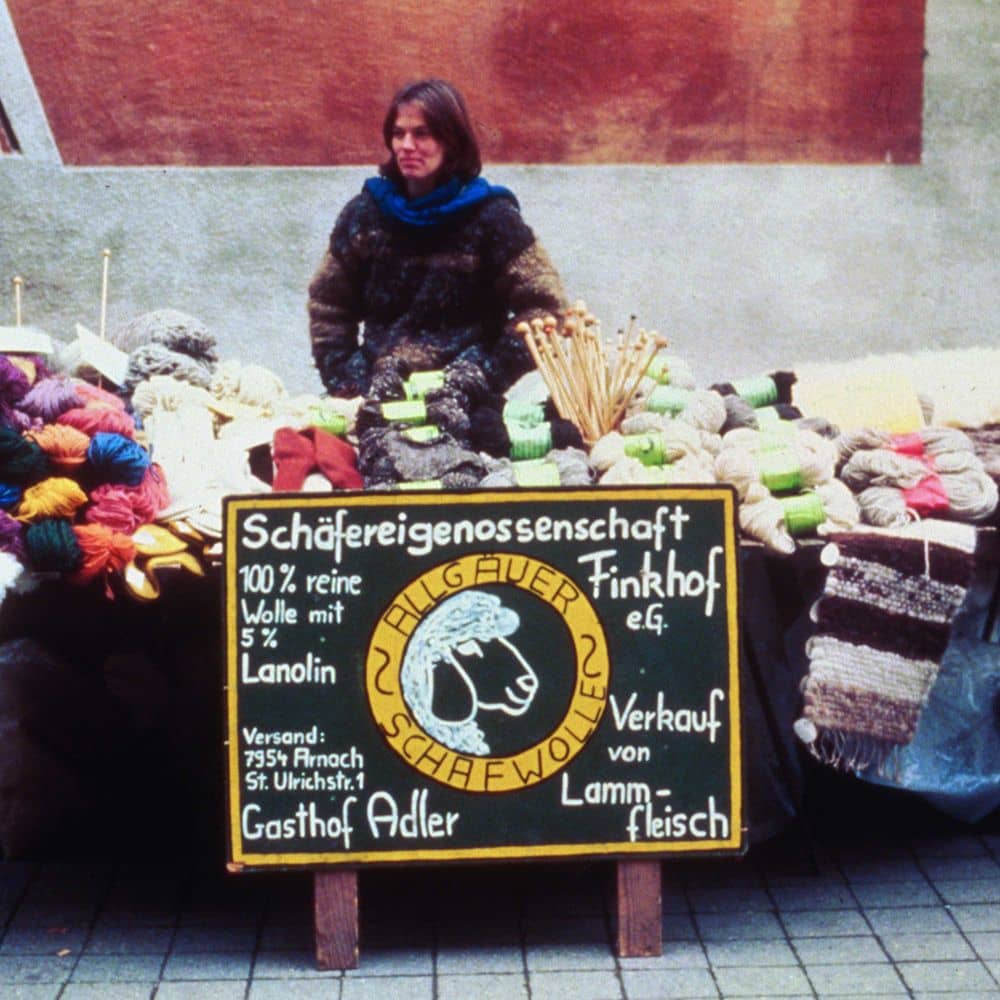 alter Finkhof Marktstand mit Schild
