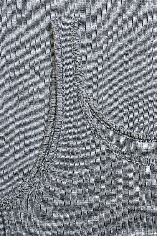 graues Top aus bio Baumwolle (kbA), bio Wolle (kbT) und Seide, Detailfoto von Träger und Rippmuster
