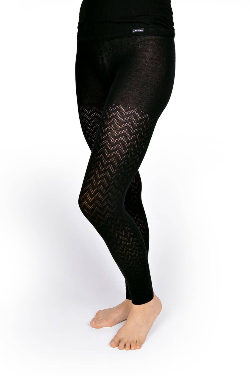 schwarze Ajourleggings aus bio Baumwolle (kbA) und Elasthan mit weißem Hintergrund