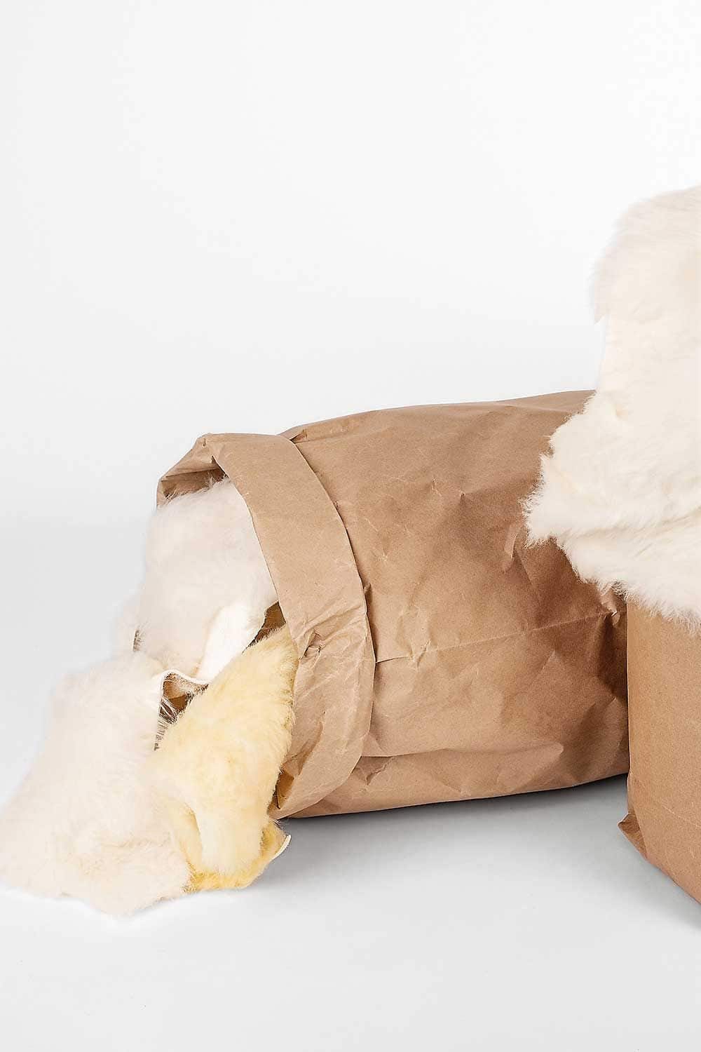 braune Papiertüte mit Fellresten zur Seite gekippt