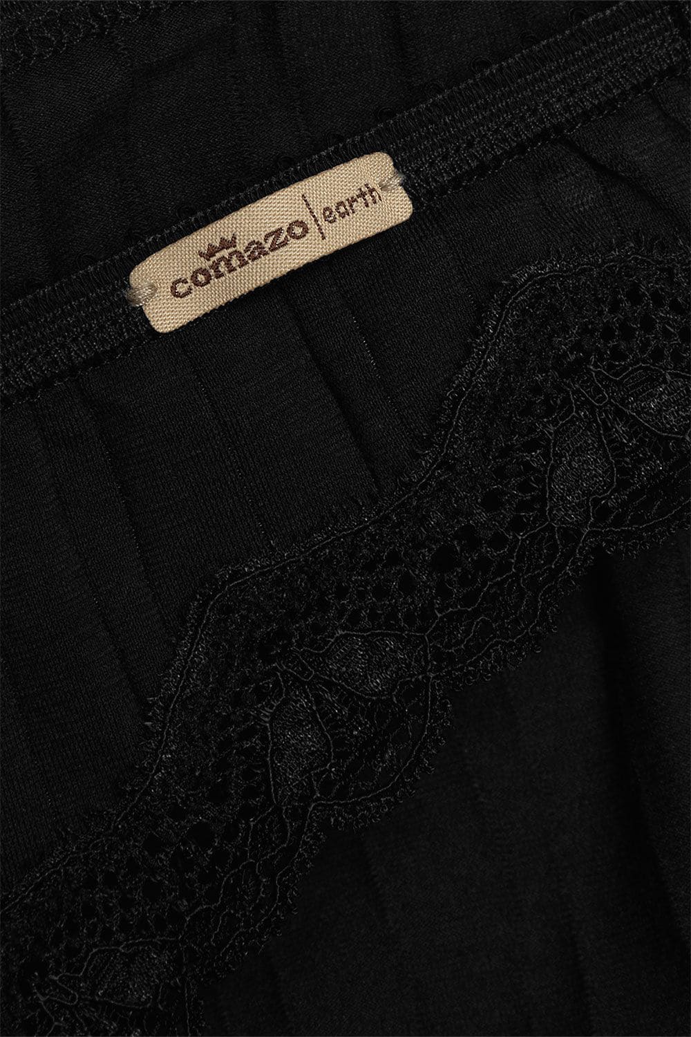 Detailftoto vom Etikett des schwarzen Spitzenslips aus bio Baumwolle (kbA) und Elasthan