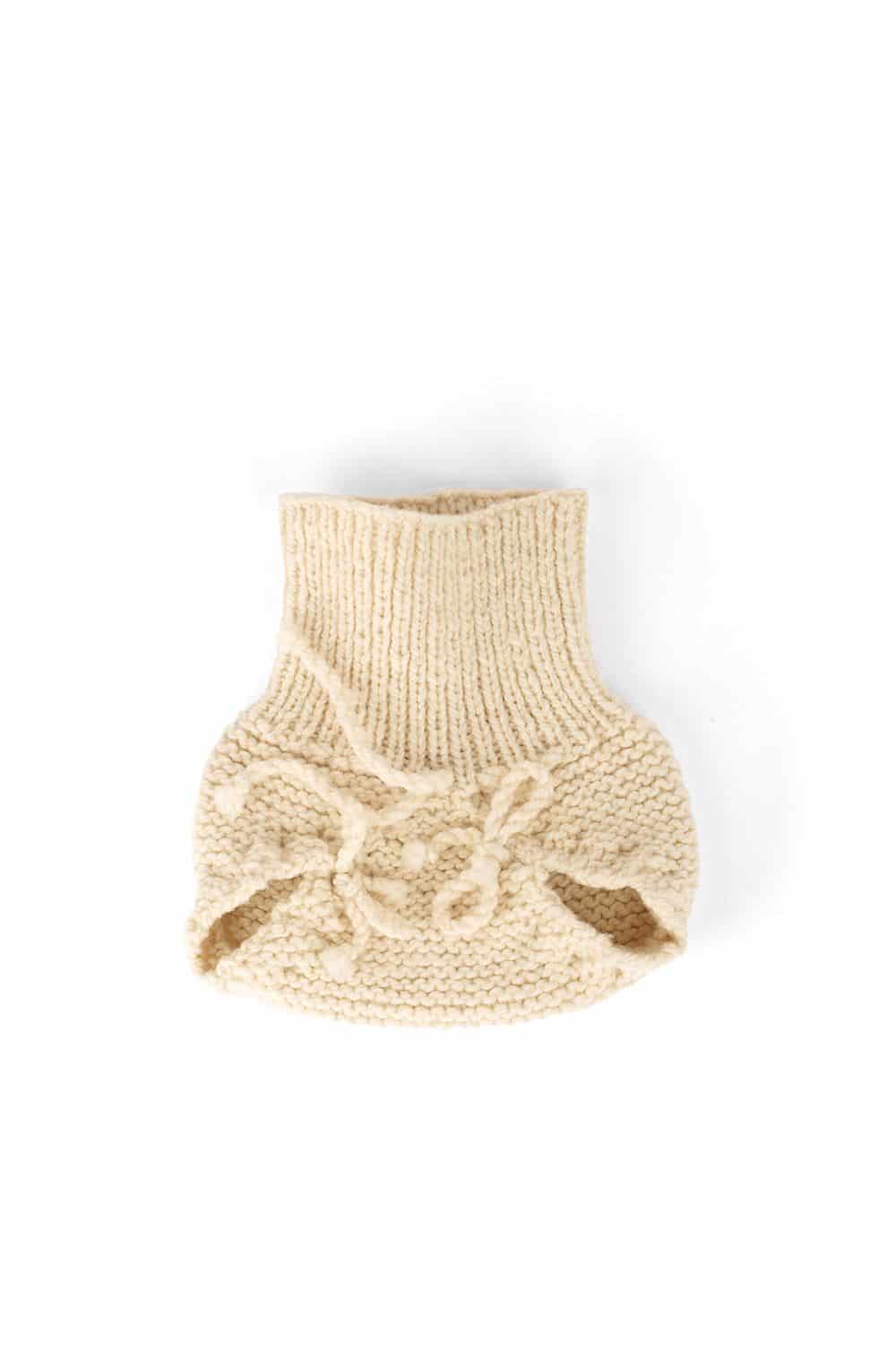 naturweiße Strickwindel aus bio Merinowolle (kbT) vom Finkhof auf weißem Untergrund