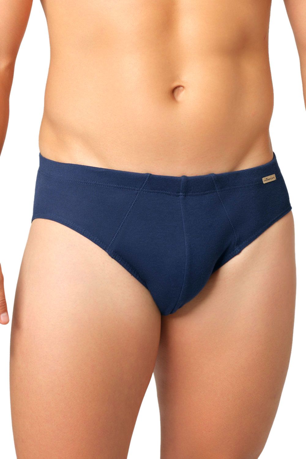 Mann trägt marineblauer Slip aus bio Baumwolle (kbA), von vorne