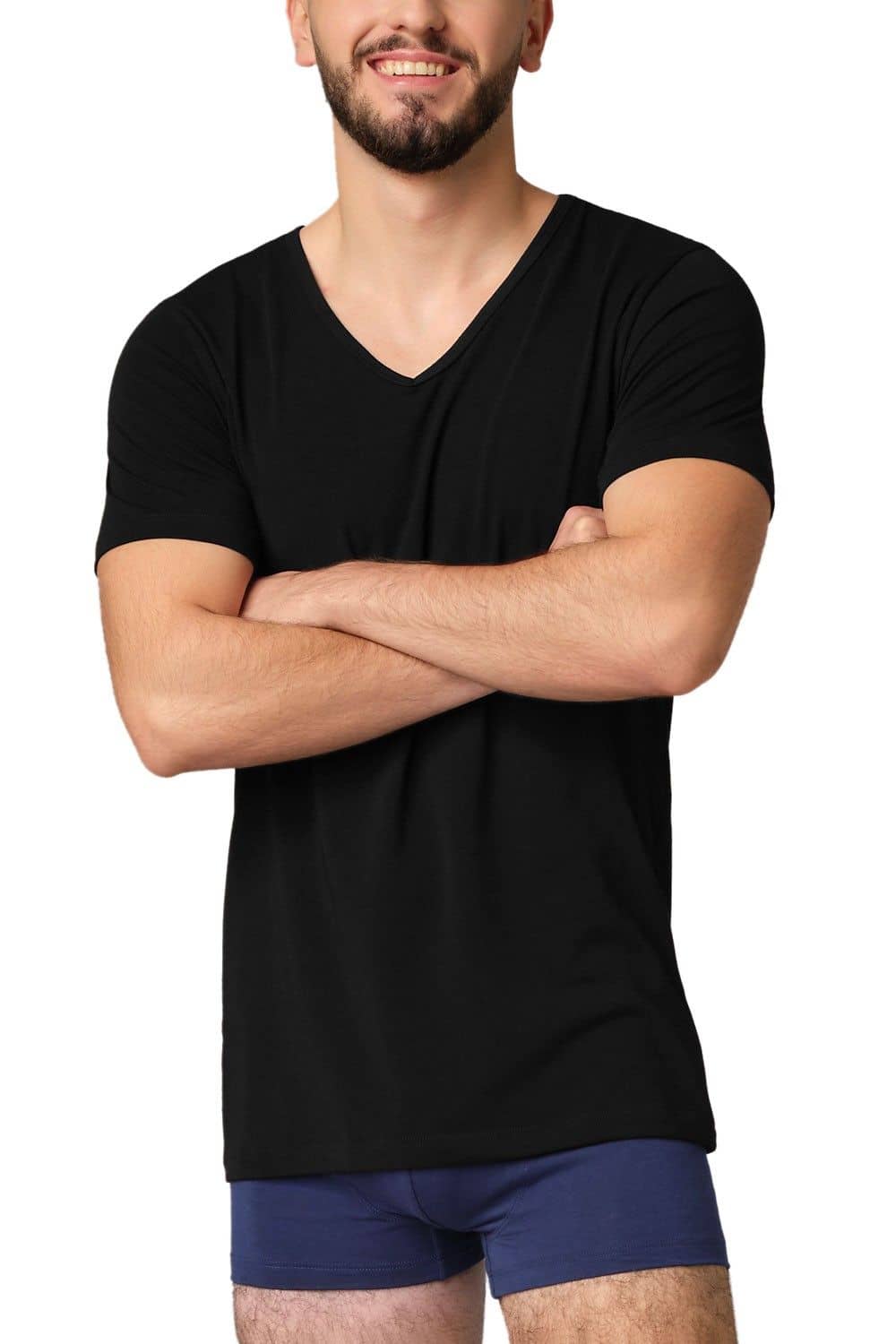 Frontansicht von Model mit  Boxershorts und schwarzem Kurzarmshirt aus bio Baumwolle (kbA) und Elasthan mit V Ausschnitt