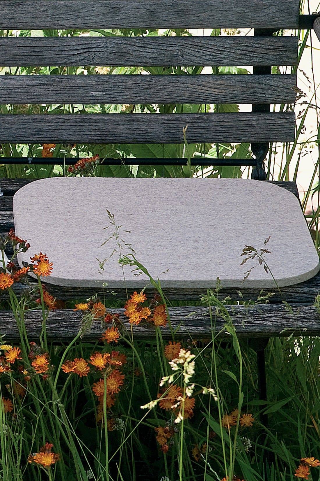 hellgraue Filzauflage dunkler Gartenbank