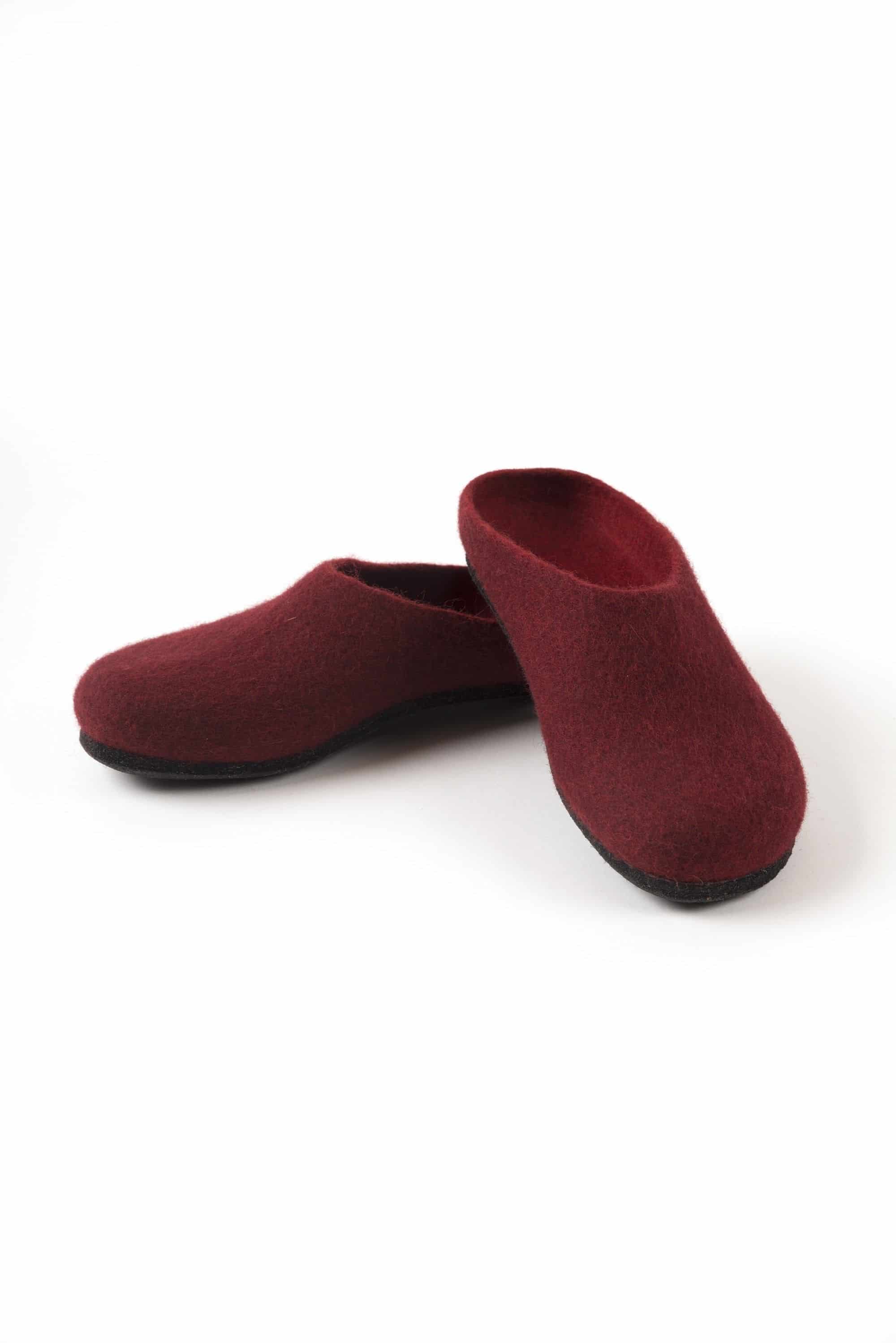 dunkelrote Filzpantoffeln von vorne und der Seite, Freisteller