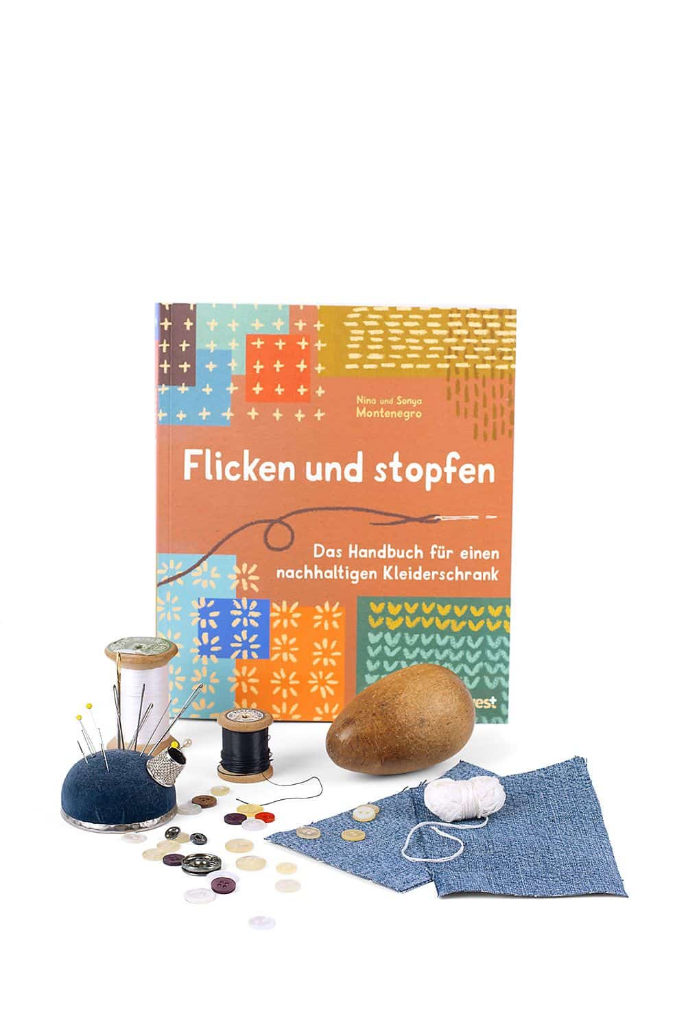 Flicken und stopfen Buch ,,Flicken und stopfen", im Vordergrund liegen verschiedene Nähutensilien