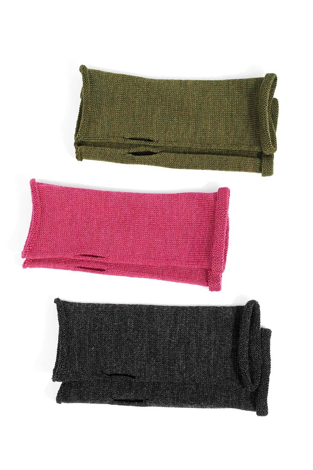 Handstulpen Handstulpen mit Daumenloch aus bio Wolle (kbT) vom Finkhof paarweise in drei Farben auf weißem Untergrund