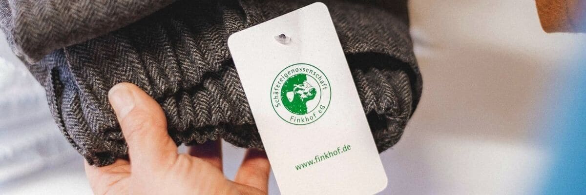 Finkhof Etikett an grauem Kleidungsstück