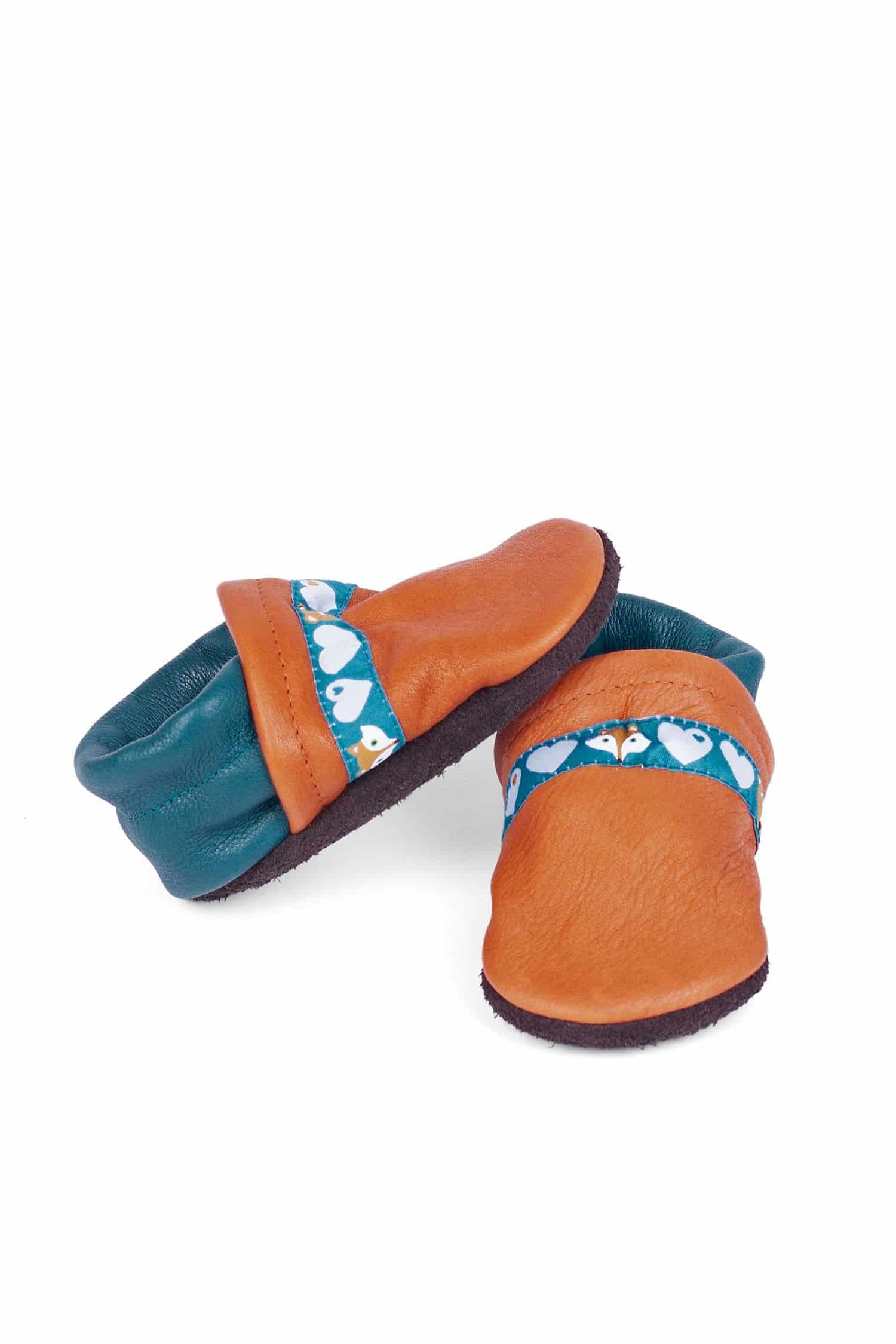 orange türkise Lederpatschen aus Rindsleder vom Finkhof, Freisteller von vorne und der Seite