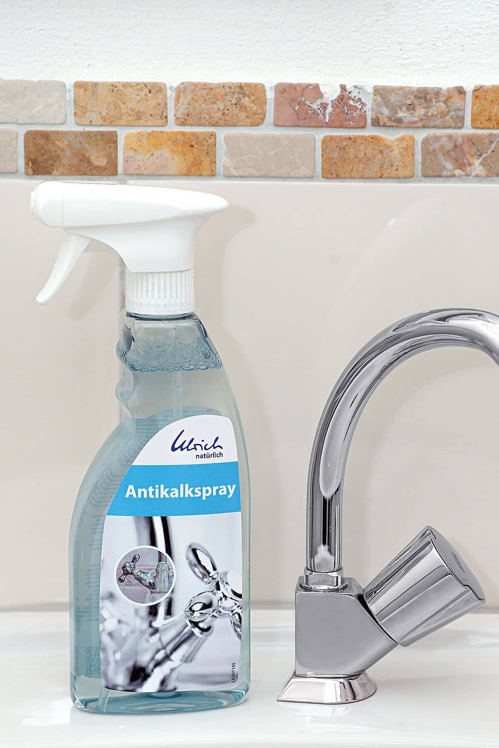 Antikalk-Spray 500 ml Antikalkspray in 500ml Flasche mit weißem Sprühkopf auf Waschbecken mit silberner Amatur