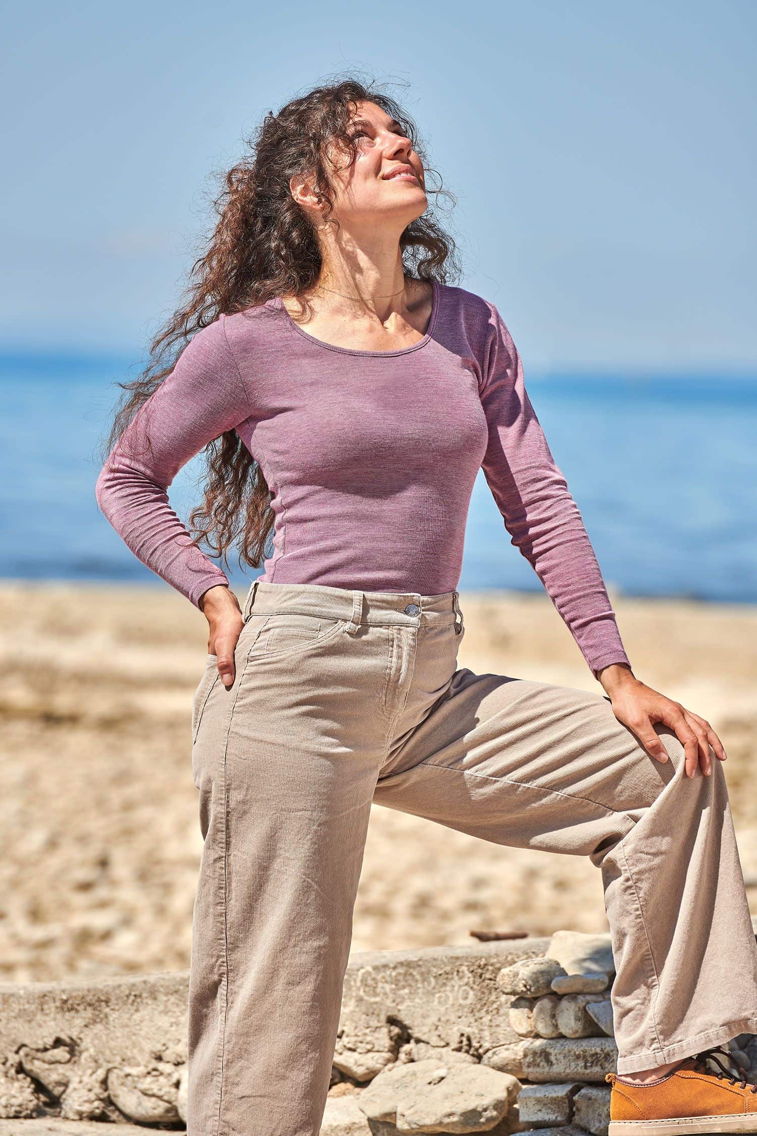 Baumwolle-Wolle-Seide Damen-Langarmshirt lila Gr. S Frau trägt ein lilafarbenes Langarmshirt aus bio Baumwolle (kbA), bio Wolle (kbT) und Seide und eine beige Jeans