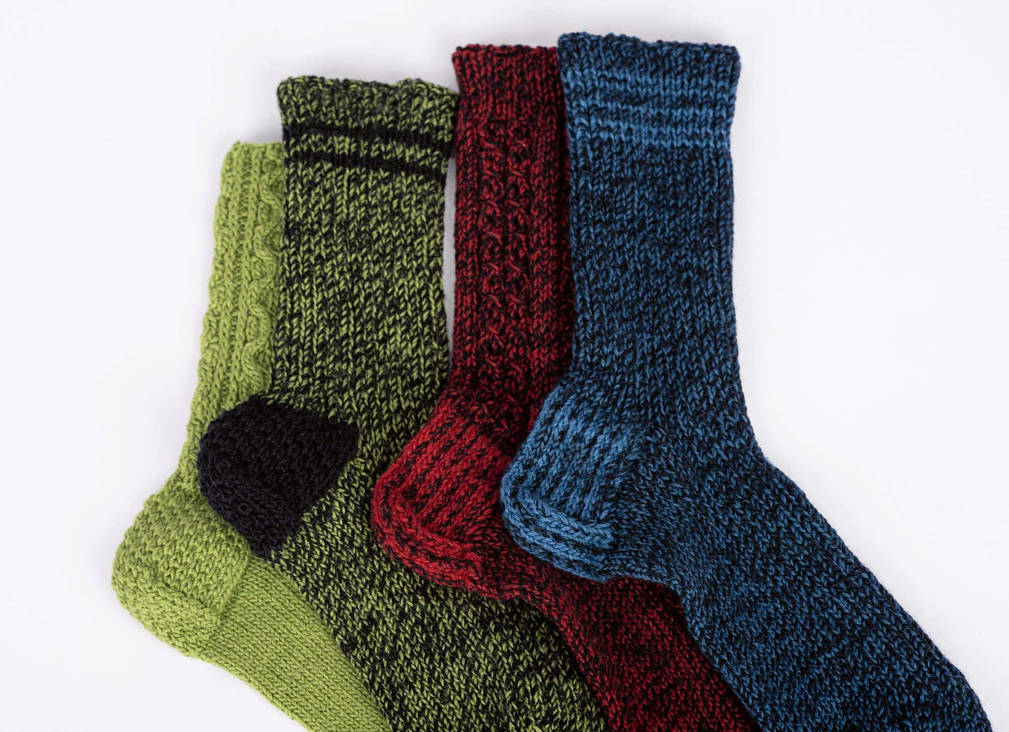Stricksocken mit verstärkter Ferse übereinander gelegt